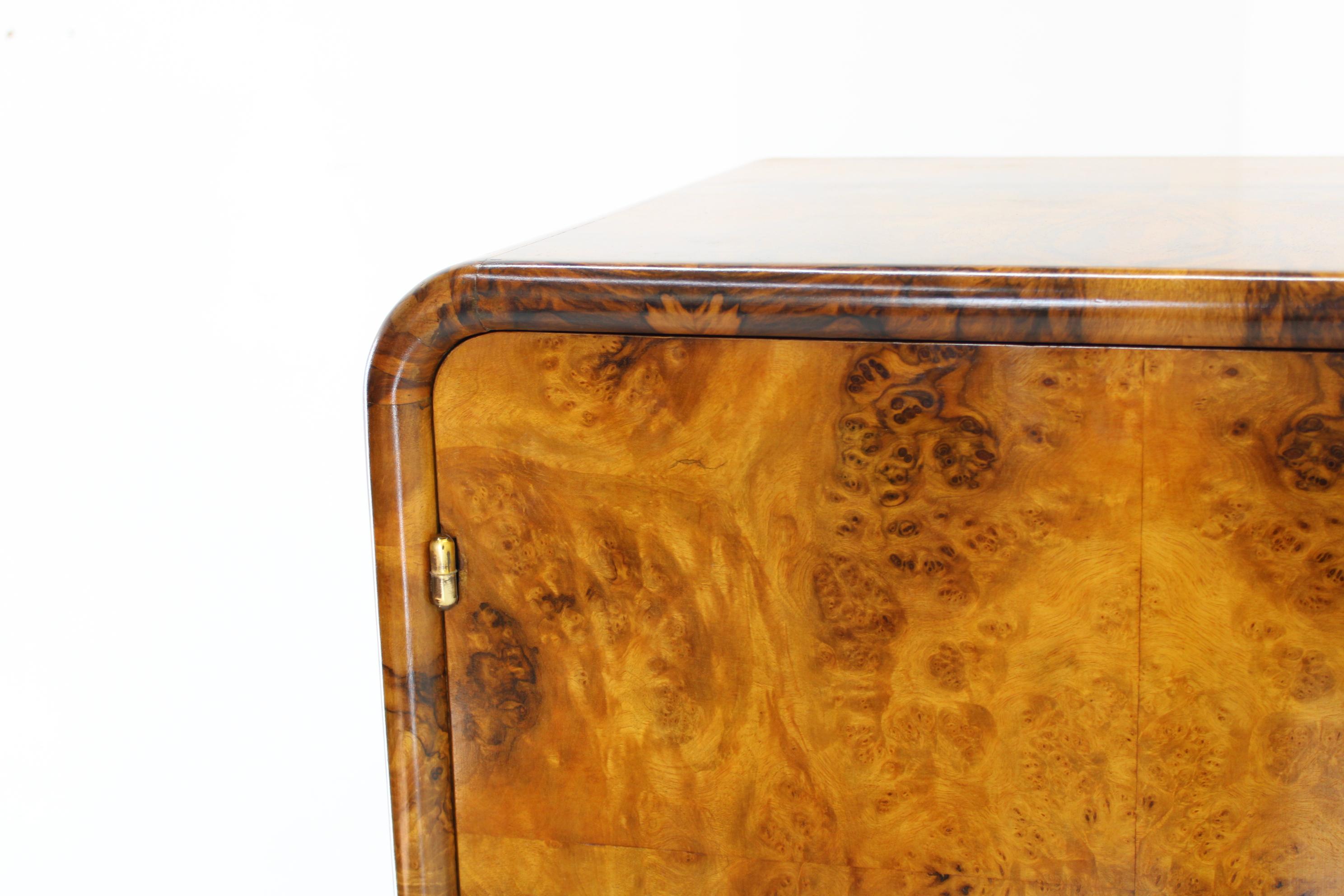 Raro mobile Art Deco degli anni '30 con cassetti in finitura noce, Cecoslovacchia in vendita 9