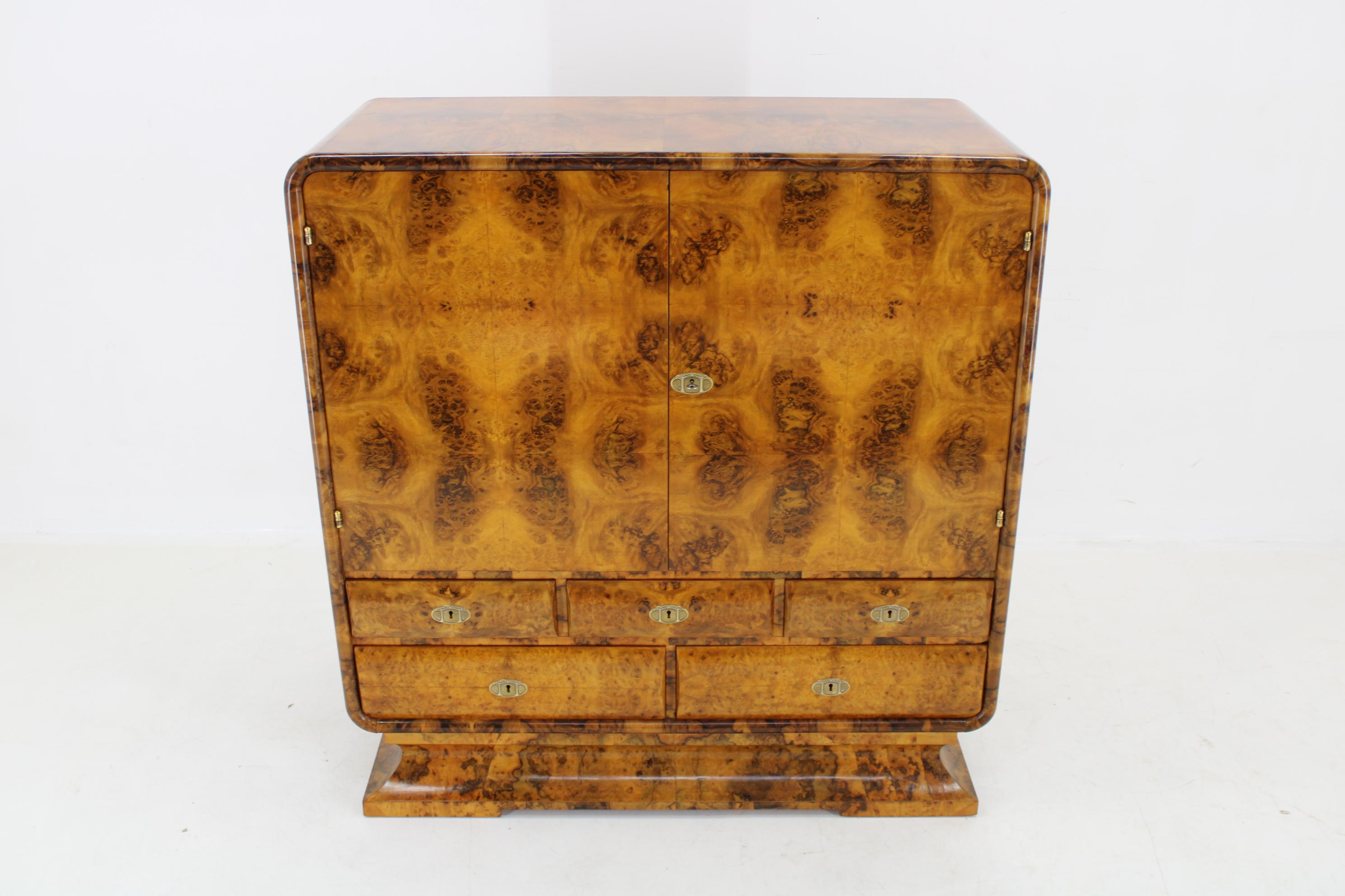 Art Déco Raro mobile Art Deco degli anni '30 con cassetti in finitura noce, Cecoslovacchia in vendita