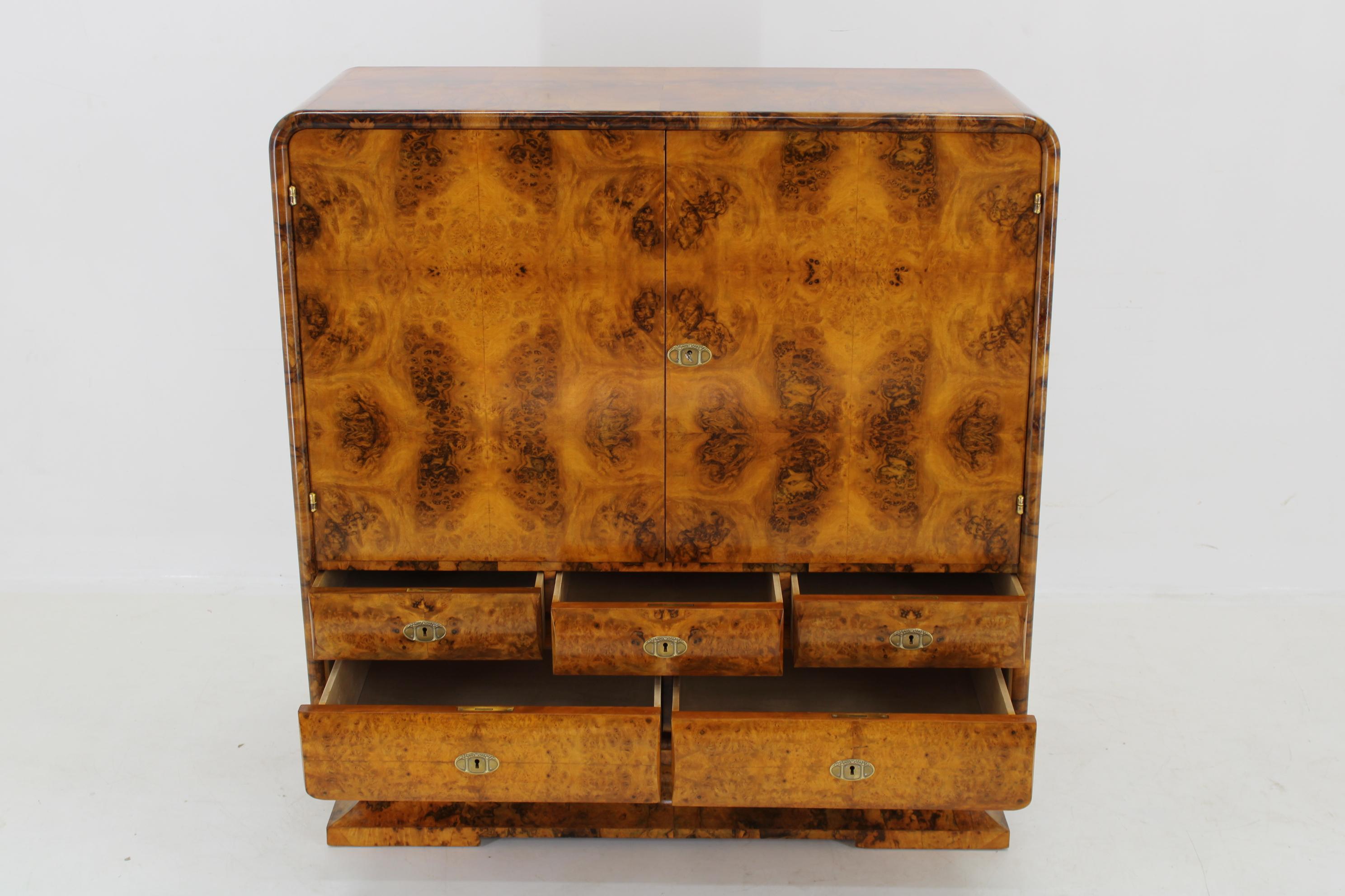 Legno Raro mobile Art Deco degli anni '30 con cassetti in finitura noce, Cecoslovacchia in vendita