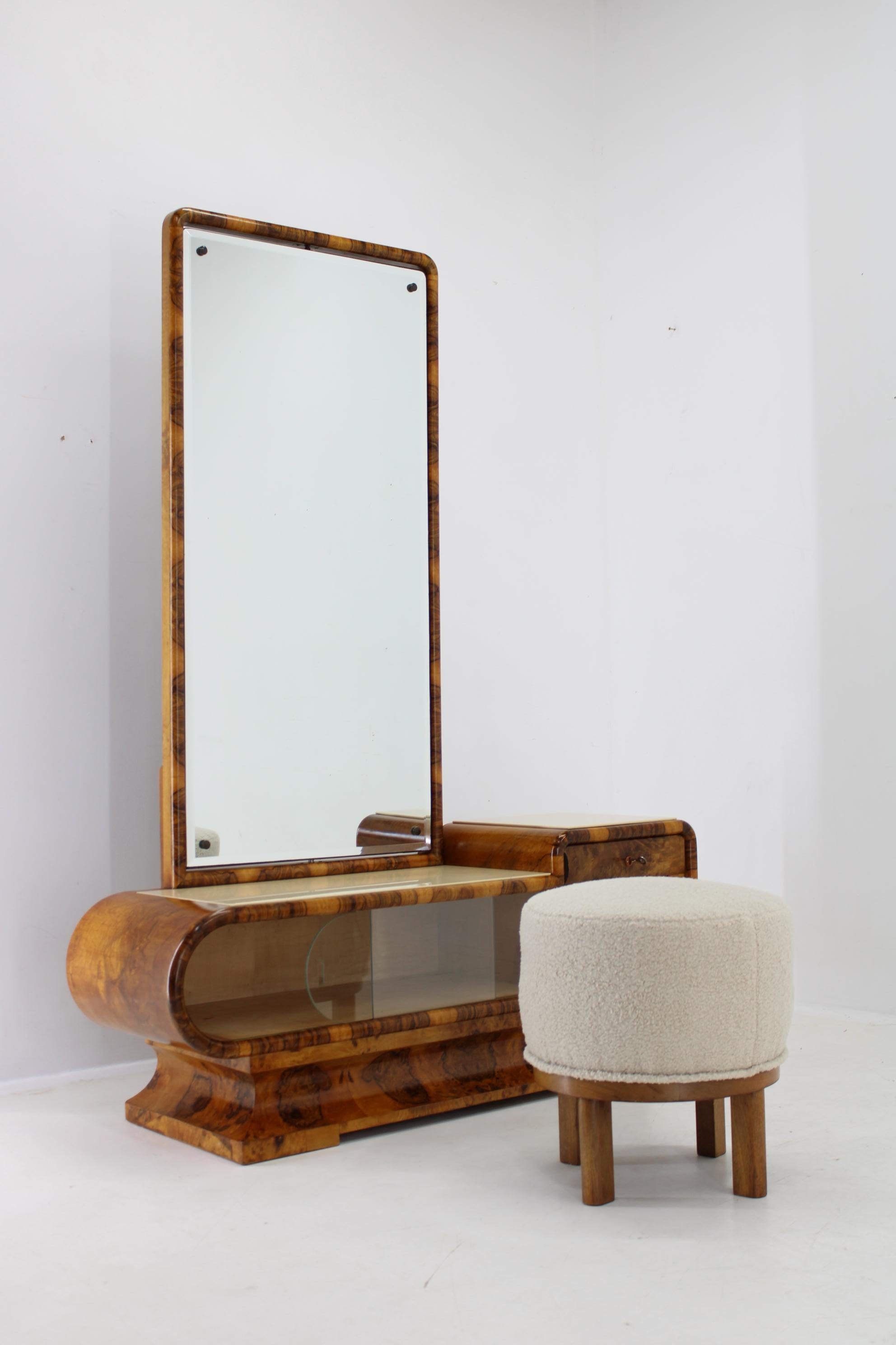 - Carefully refurbished 
- Minor signs of use 
- Newly upholstered stool in boucle fabric: H: 45 W: 45 D: 45 cm