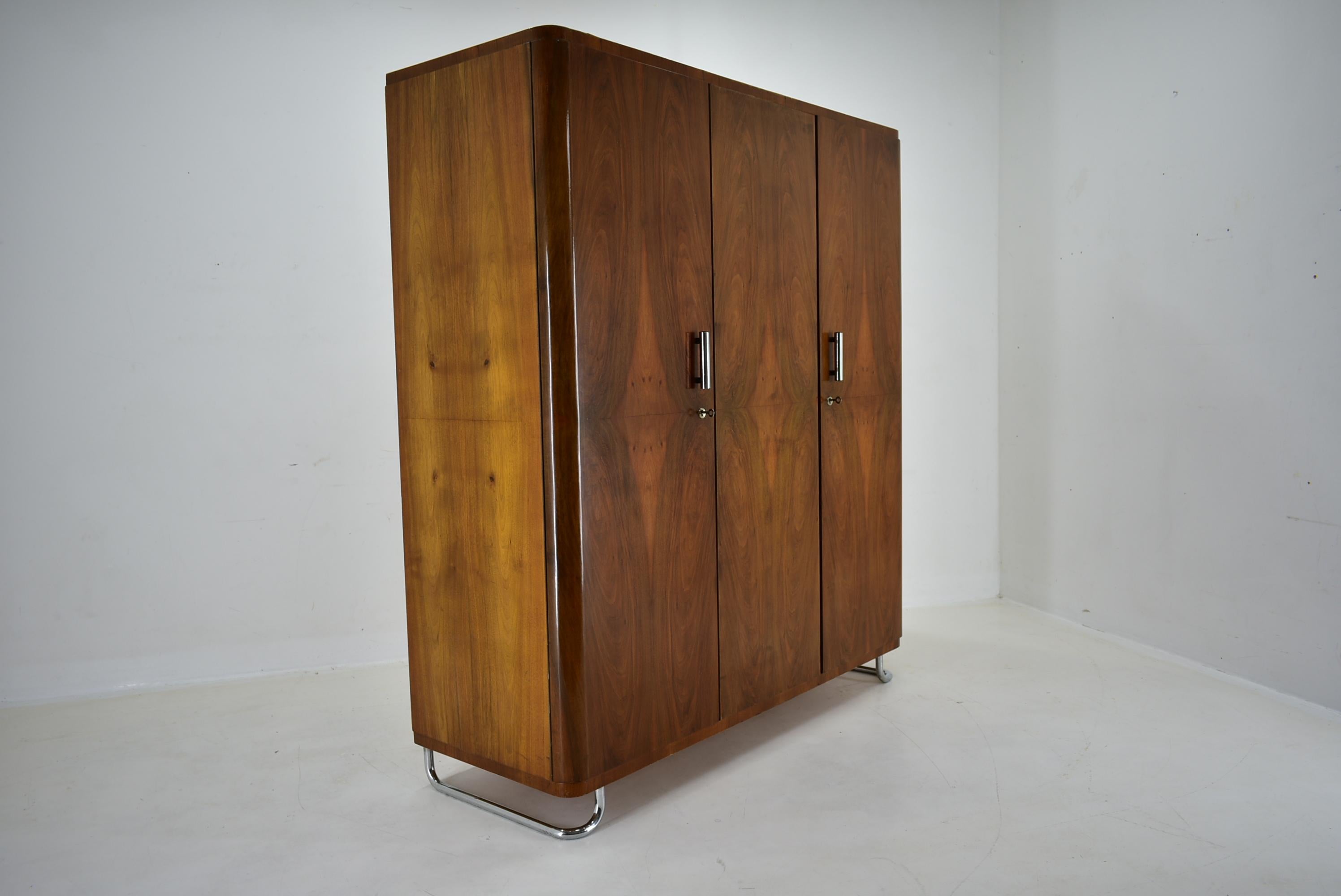 Rare armoire Bauhaus des années 1930 par Hynek Gottwald, Tchécoslovaquie en vente 1