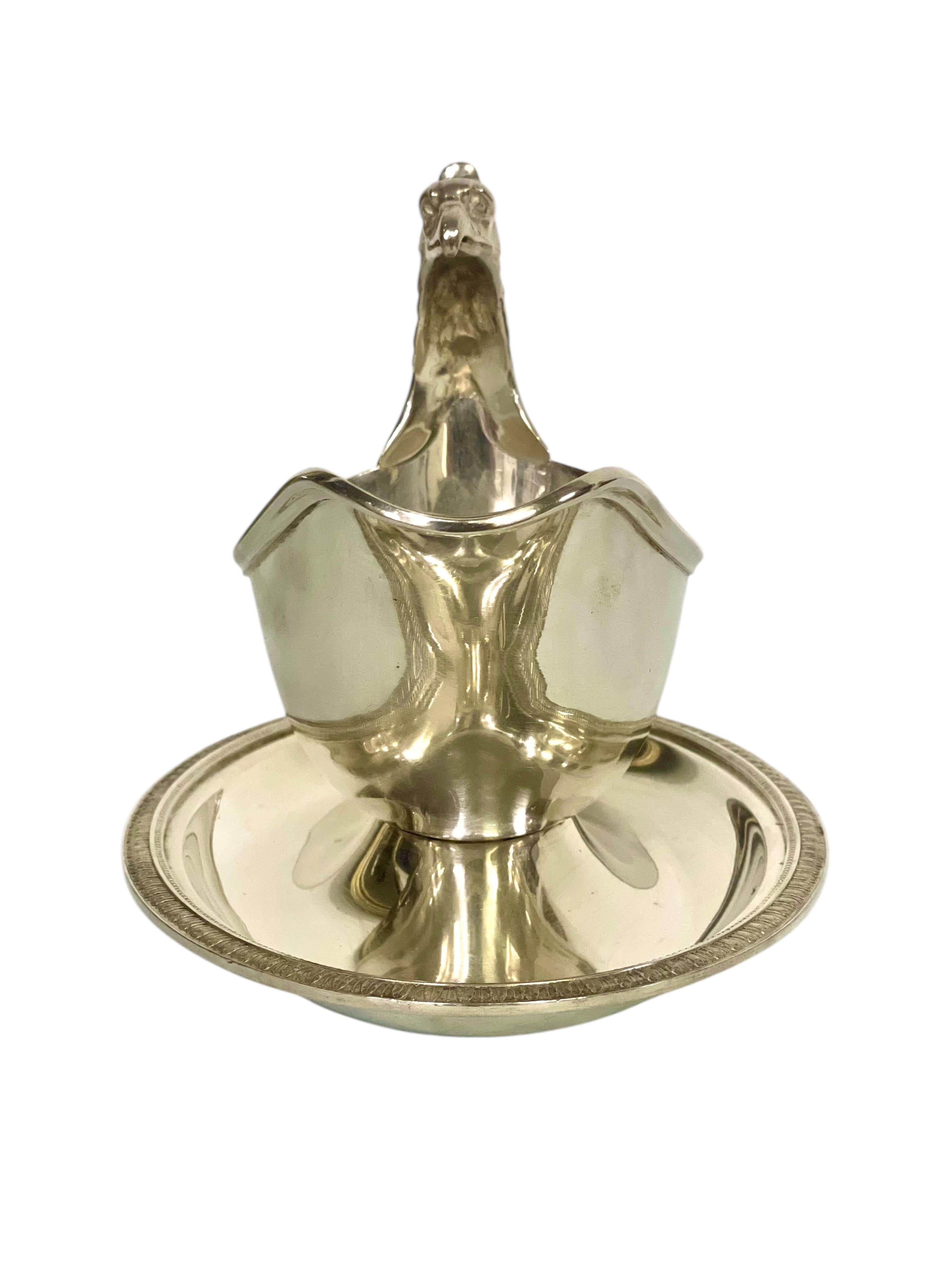 Questa straordinaria salsiera placcata in argento è un pezzo raro e da collezione di Christofle, uno dei più prestigiosi argentieri francesi. Realizzato nell'ambito della linea Gallia - una divisione di Christofle nota per i suoi design audaci e