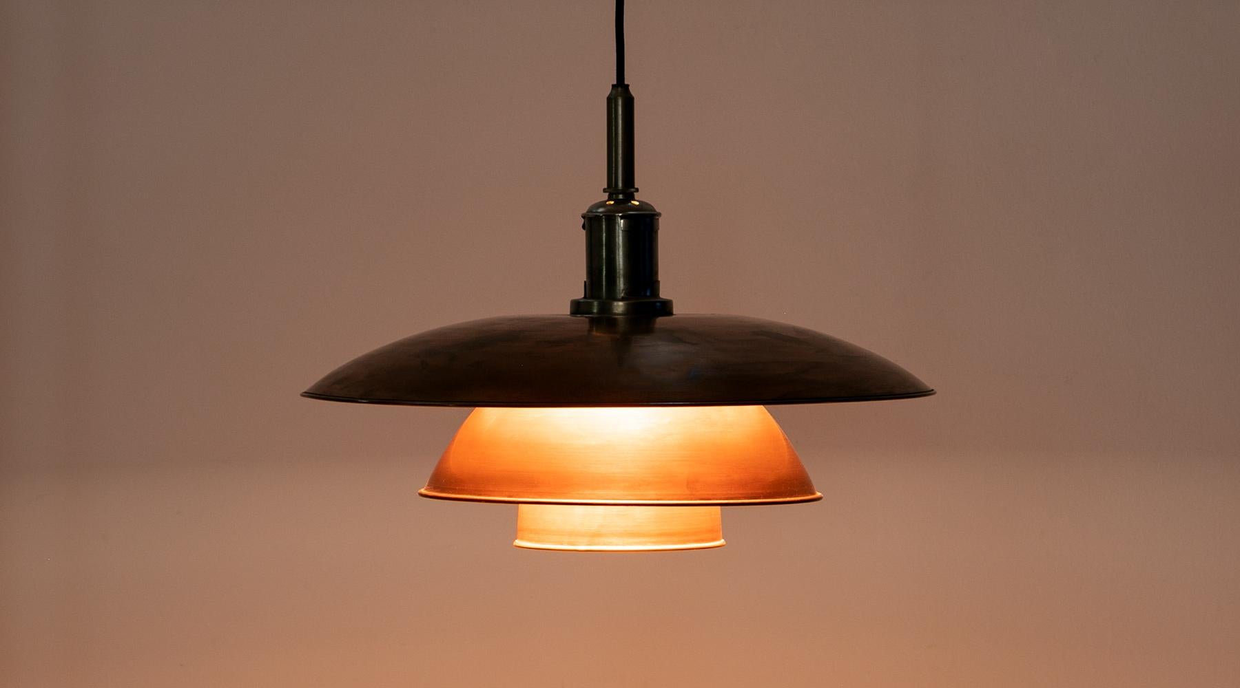 Ceiling lamp 5/5 in reddish Kupfer by Poul Henningsen, Denmark, 1930.

Ceiling lamp of Poul Henningsen pendants with copper shades and nickel-plated fitment gives a soft, warm light. Designed by Poul Henningsen in the 1930s. He designed several