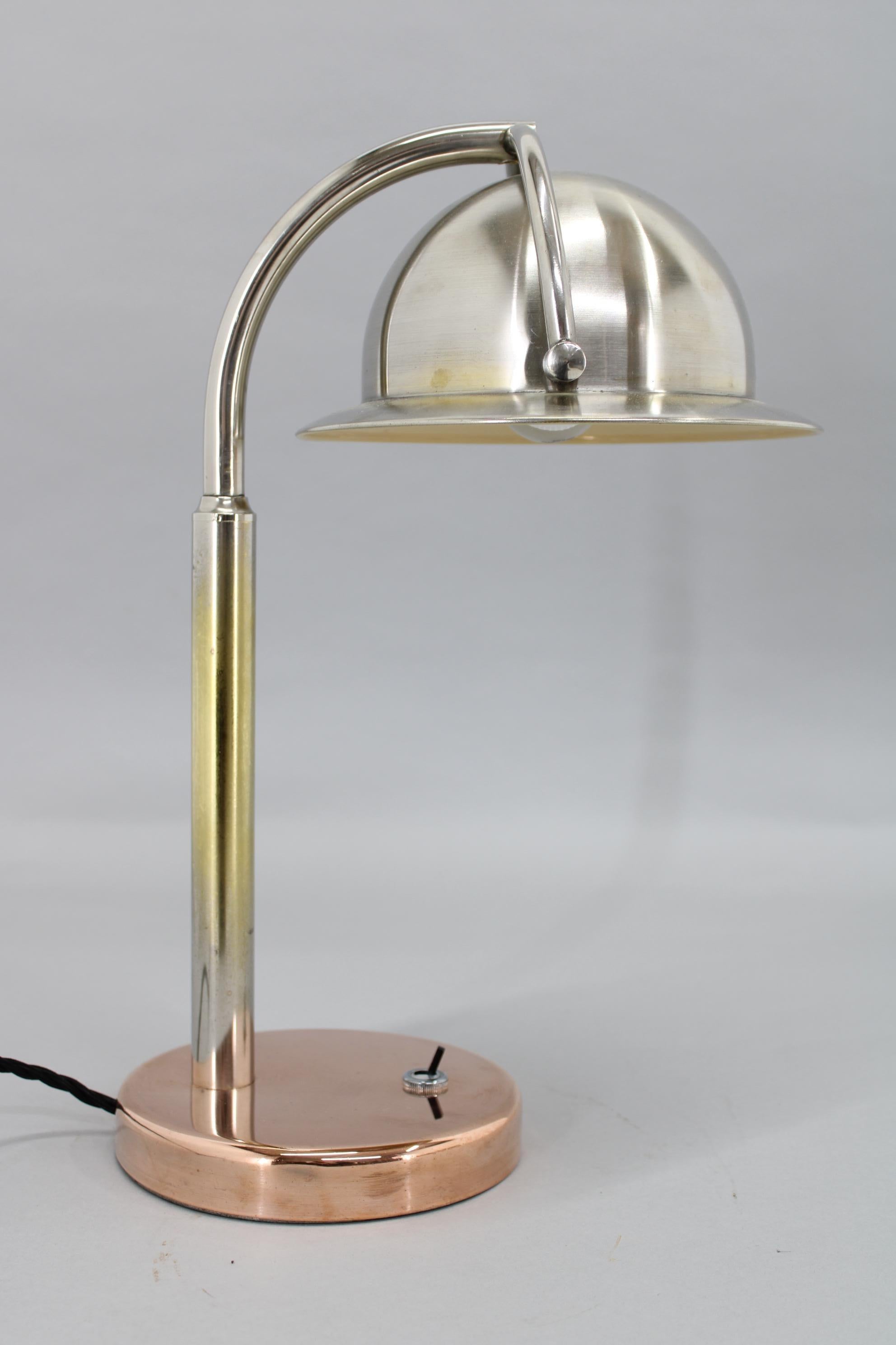 Tchèque Rare lampe de bureau Bauhaus restaurée des années 1930, Tchécoslovaquie en vente