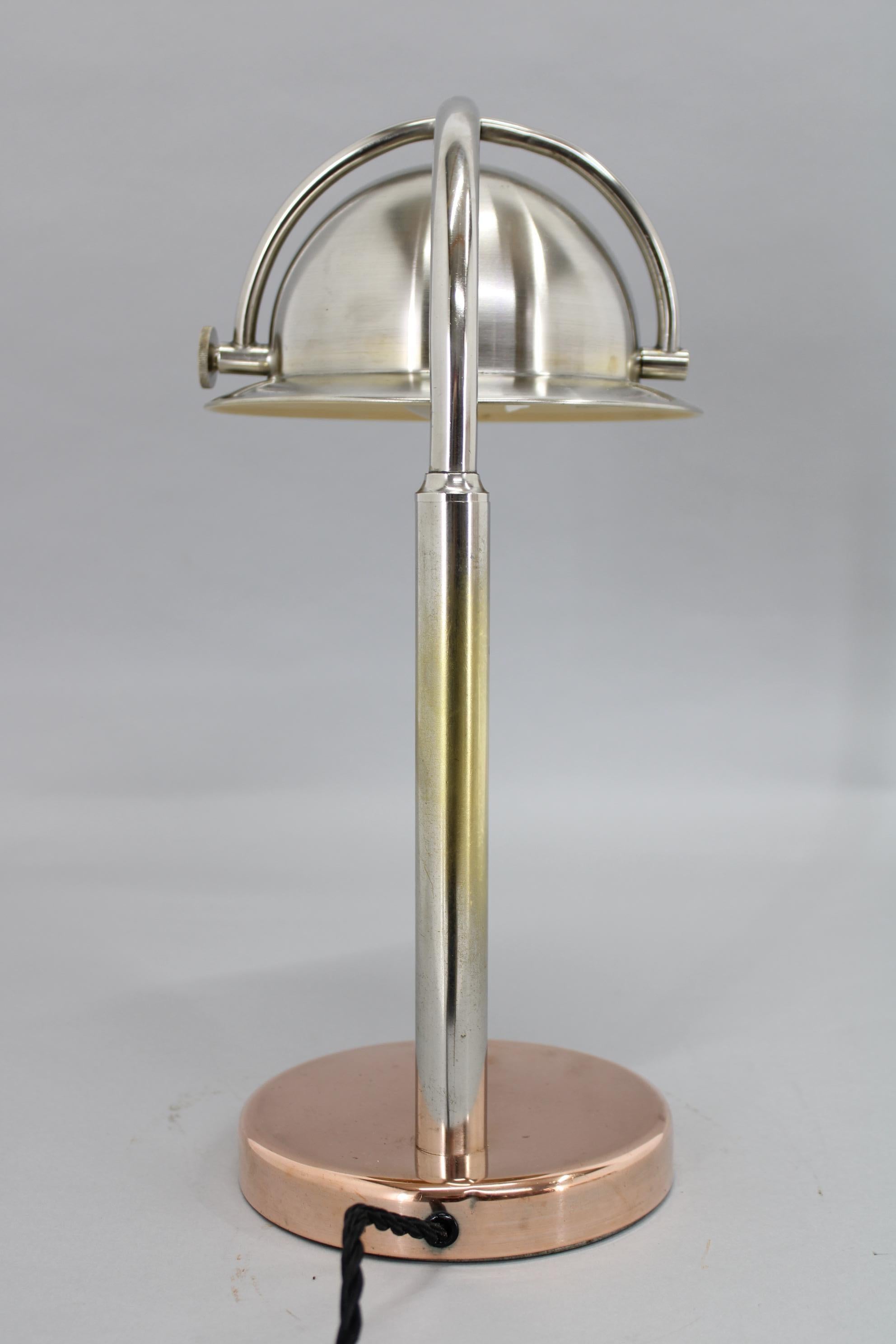 Rare lampe de bureau Bauhaus restaurée des années 1930, Tchécoslovaquie Bon état - En vente à Praha, CZ
