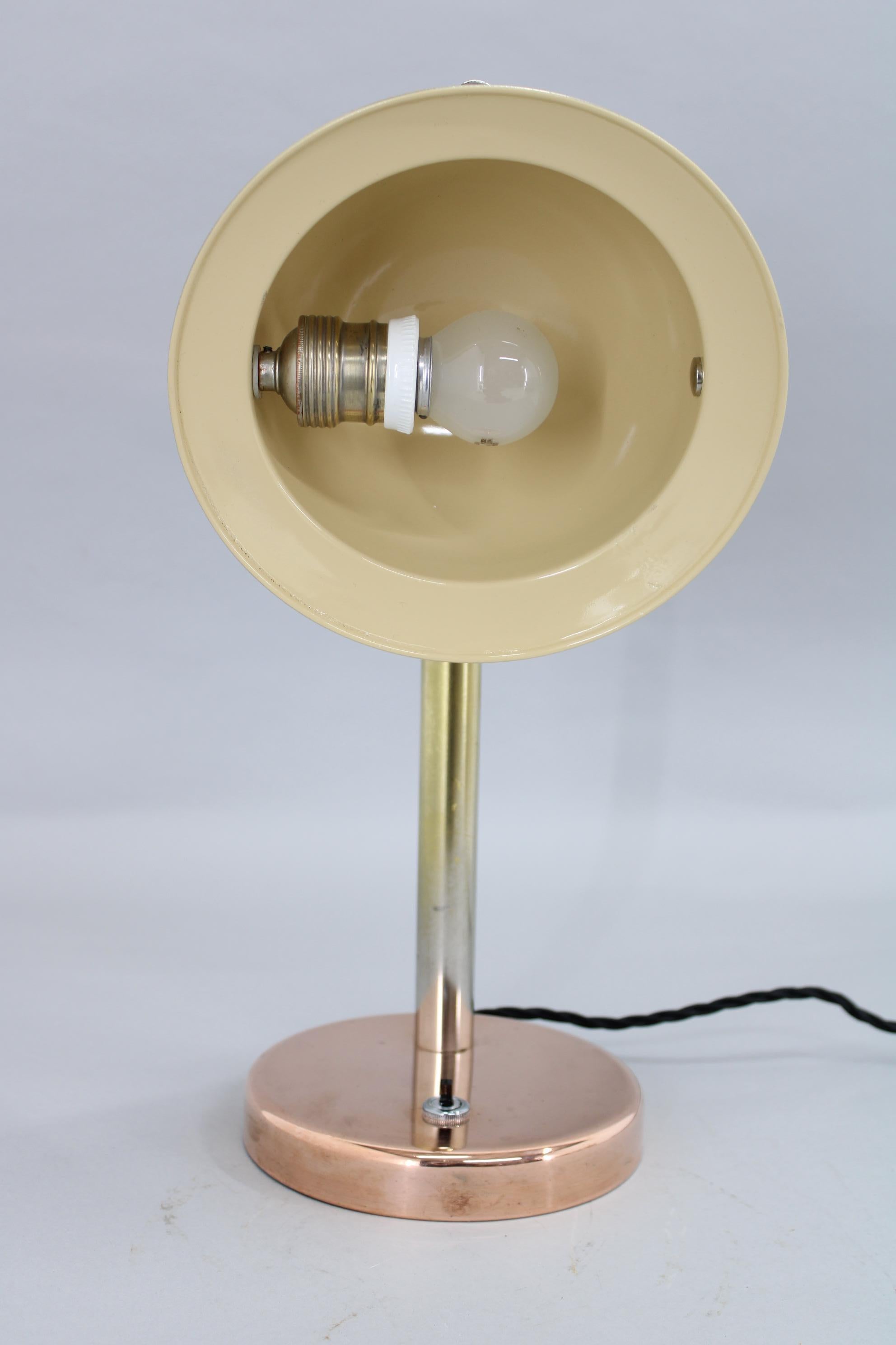 Laiton Rare lampe de bureau Bauhaus restaurée des années 1930, Tchécoslovaquie en vente
