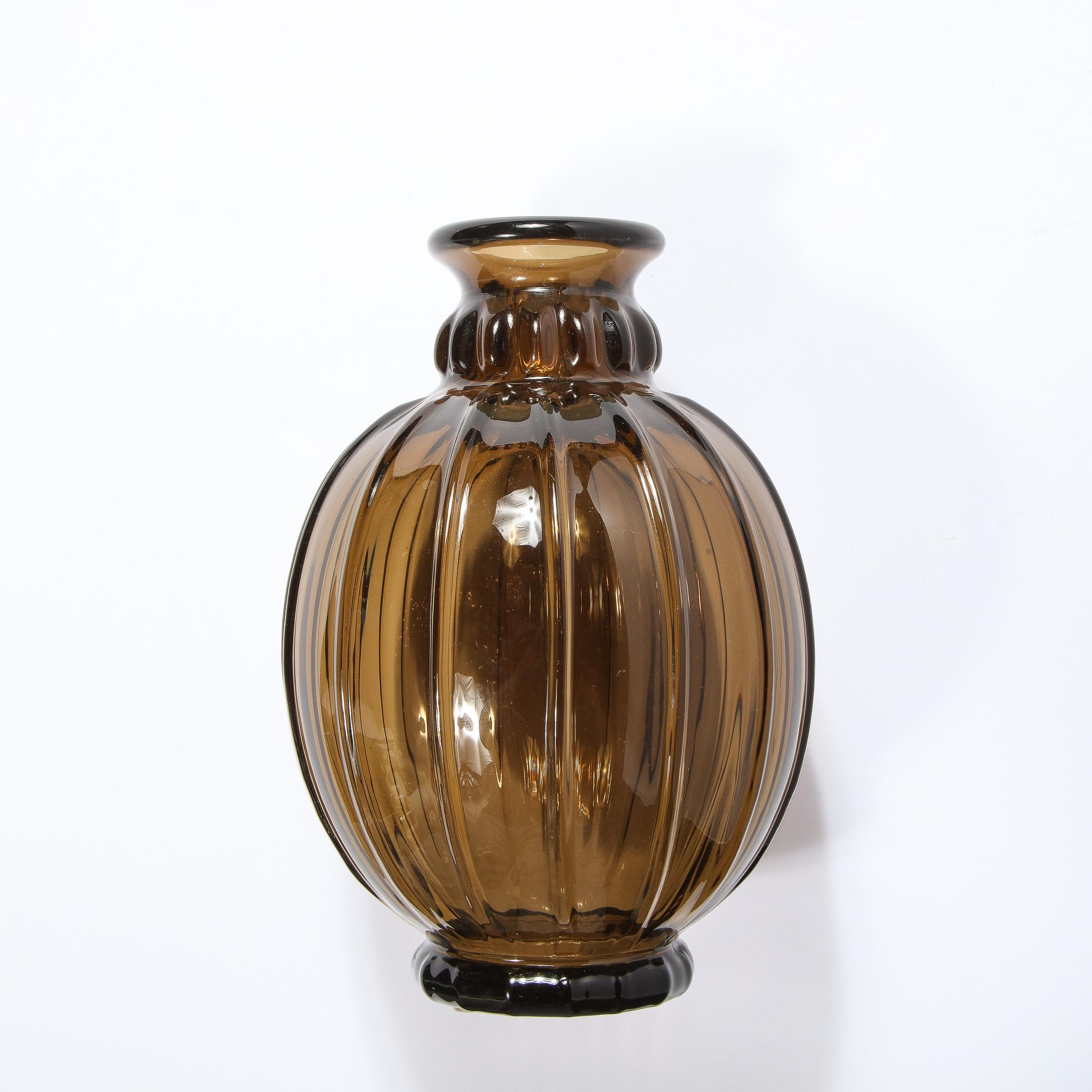 Rare vase sphérique soufflé à la main en topaze des années 1930, signé par Daum Nancy France en vente 2