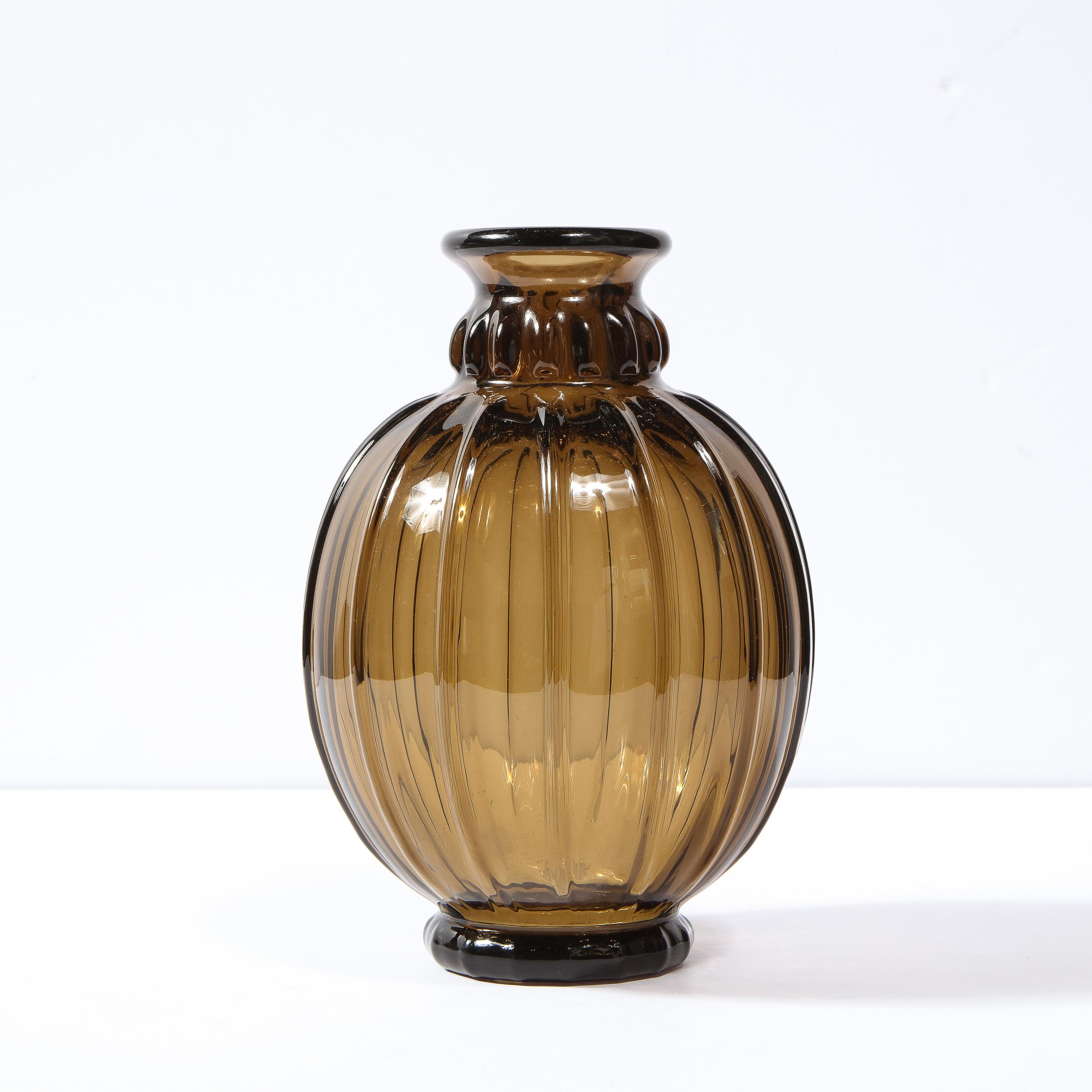 Art déco Rare vase sphérique soufflé à la main en topaze des années 1930, signé par Daum Nancy France en vente