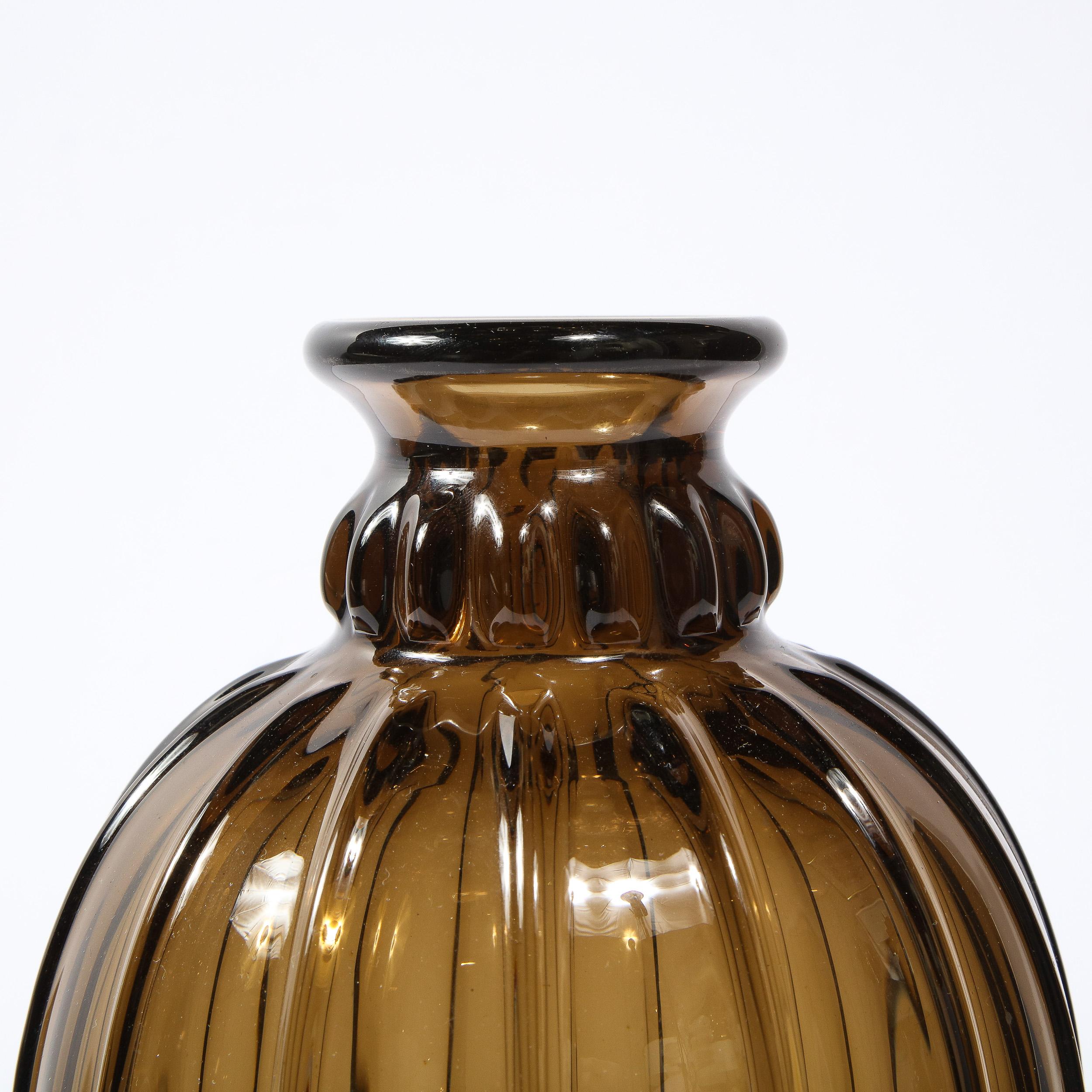 Français Rare vase sphérique soufflé à la main en topaze des années 1930, signé par Daum Nancy France en vente