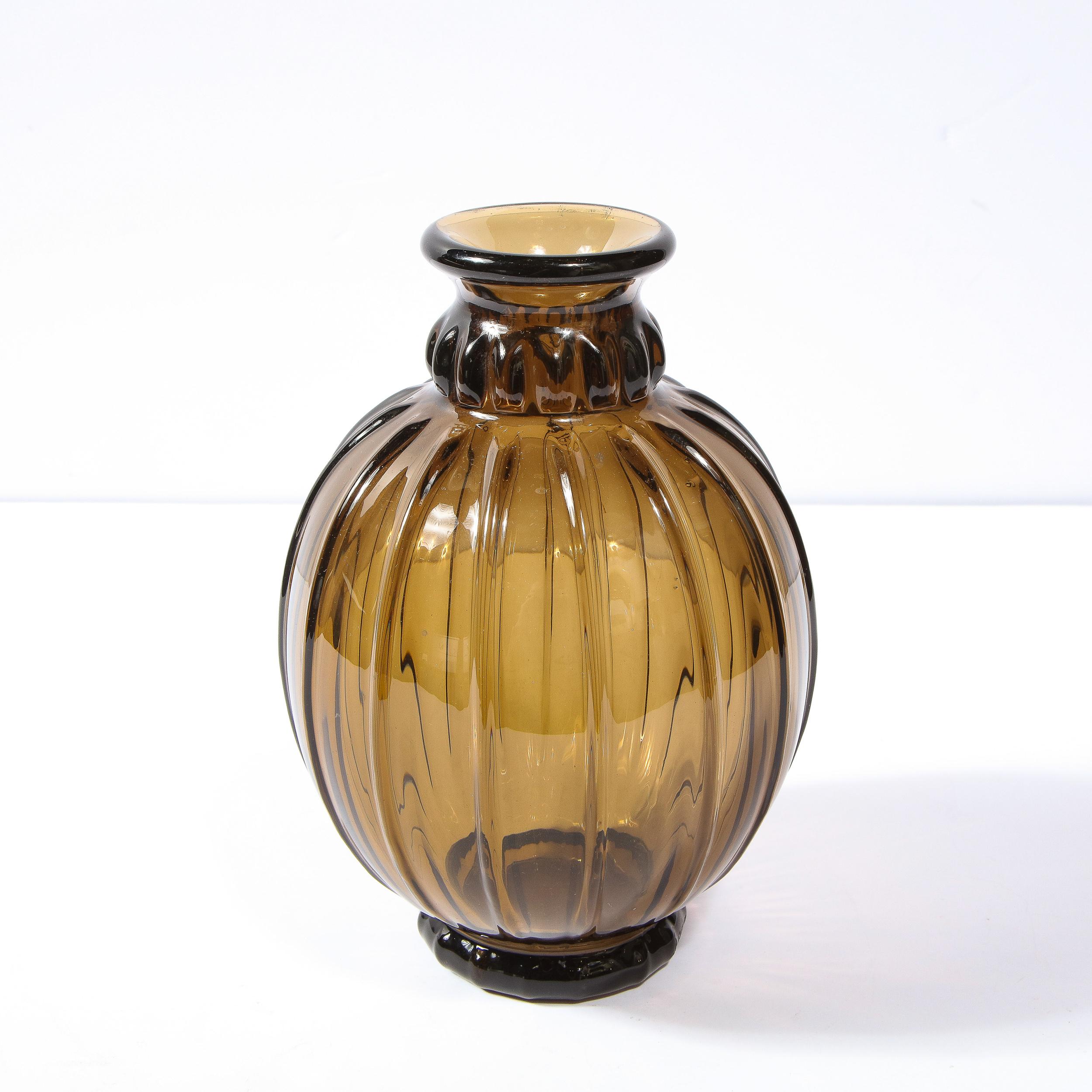 Rare vase sphérique soufflé à la main en topaze des années 1930, signé par Daum Nancy France Excellent état - En vente à New York, NY