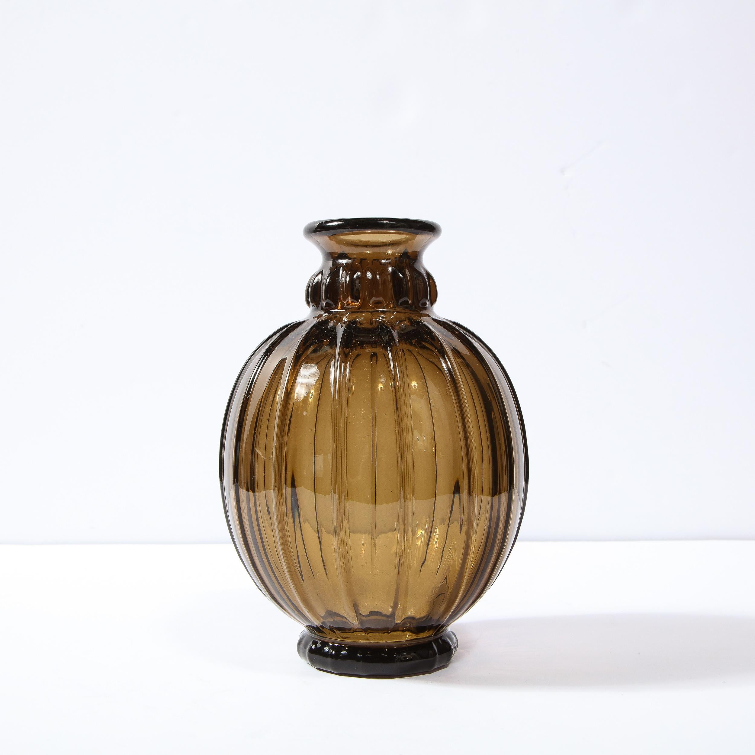 Milieu du XXe siècle Rare vase sphérique soufflé à la main en topaze des années 1930, signé par Daum Nancy France en vente
