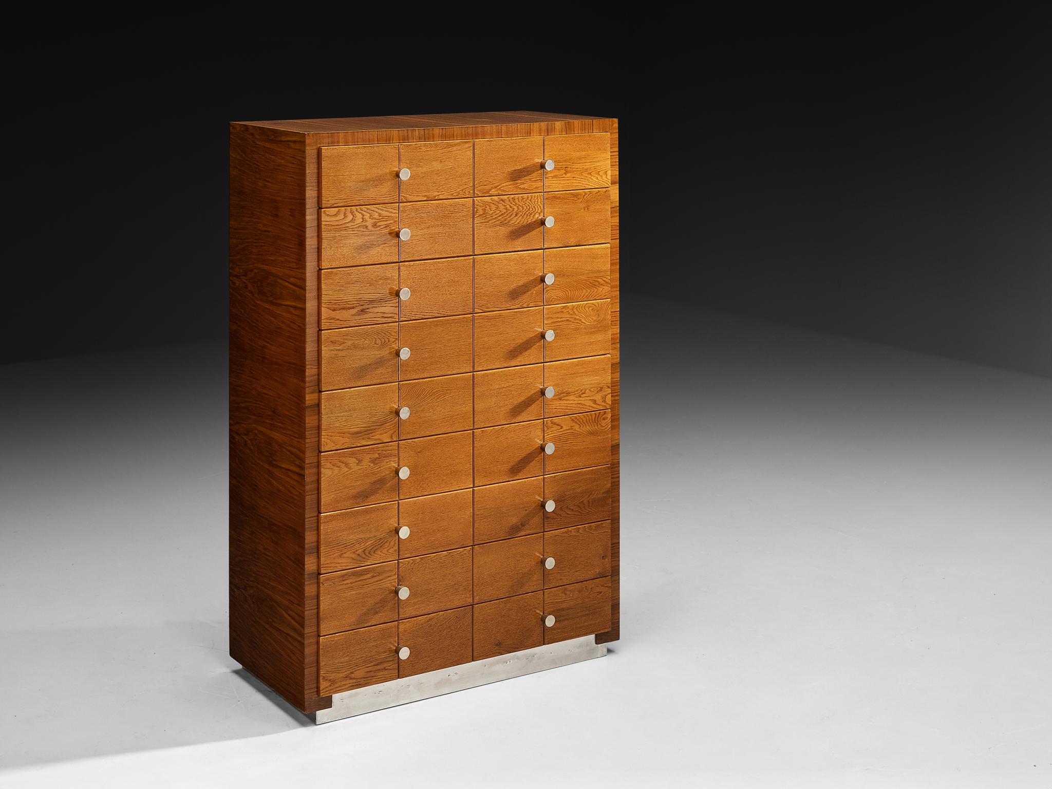 Commode, noyer, chêne, laiton nickelé, métal, Italie, années 1930

Cette commode, une pièce italienne des années 1930, présente une expression formelle frappante fondée sur les principes du rationalisme italien. Ce mouvement recherchait la clarté,