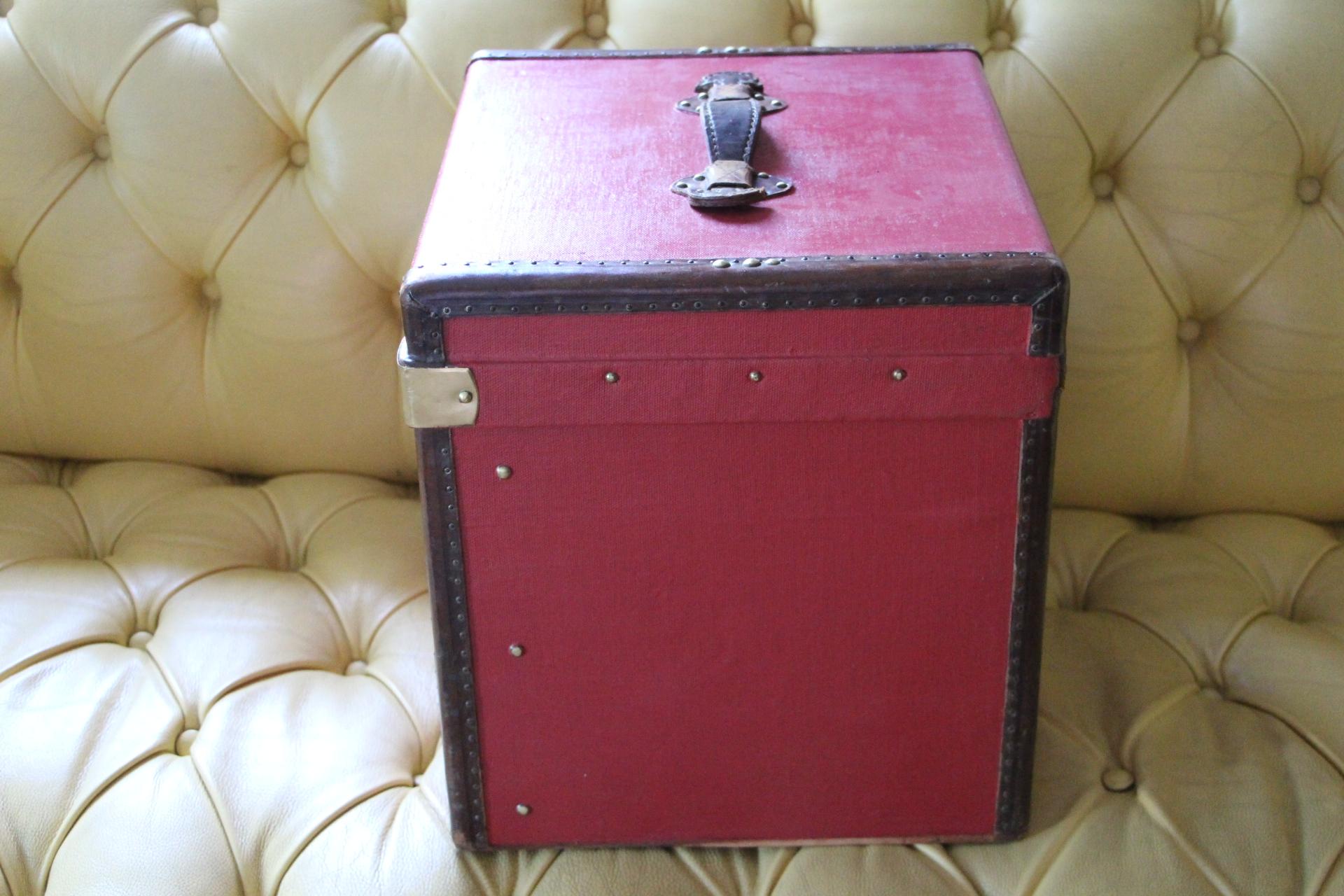 Coffre à chapeau, coffre à vapeur, coffre de voyage en toile rouge « Cube Shape » des années 1930 en vente 1