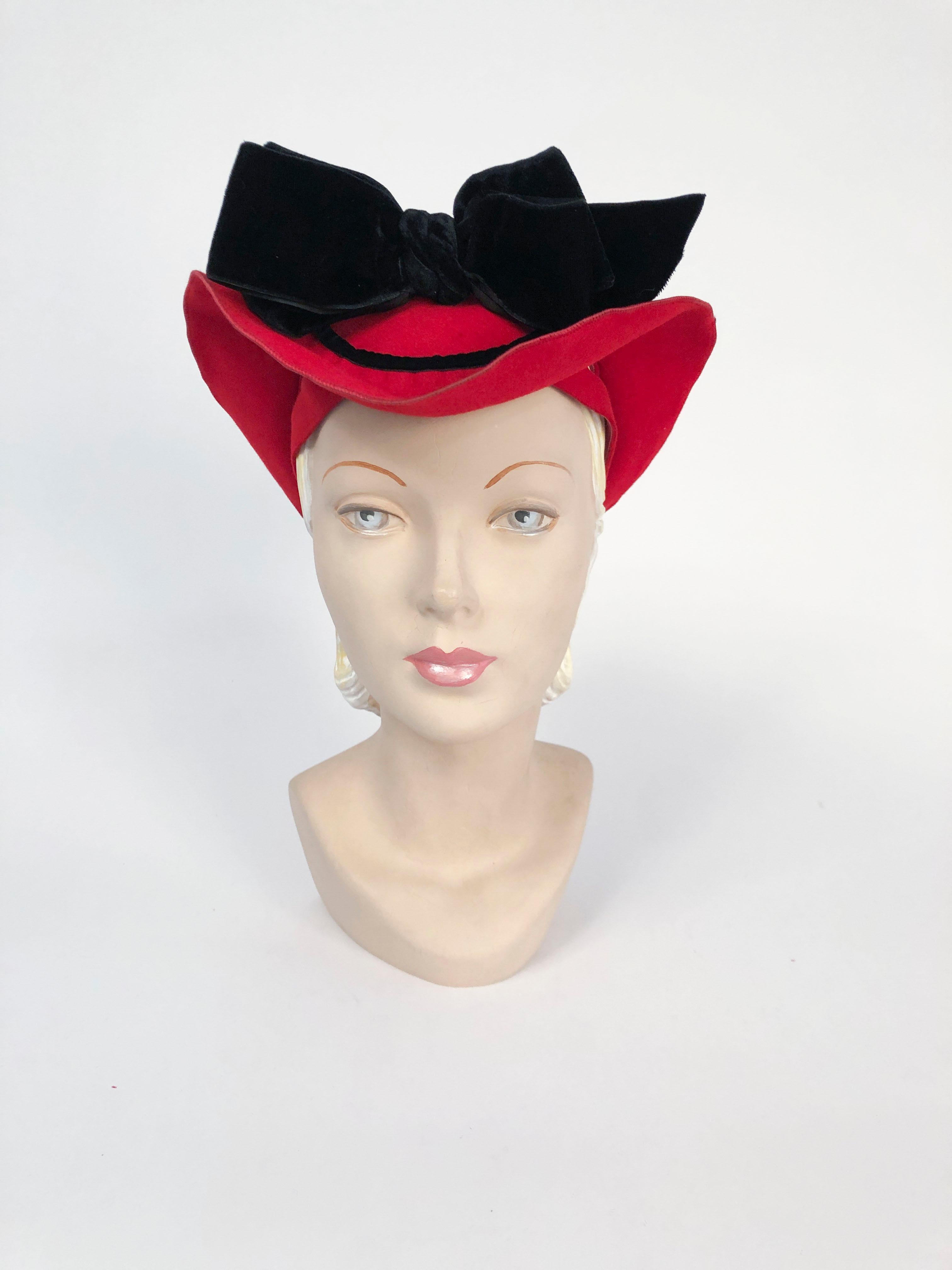 chapeau en feutre de castor rouge des années 1930, sculpté à la main, avec nœud en velours et bandeau assorti.