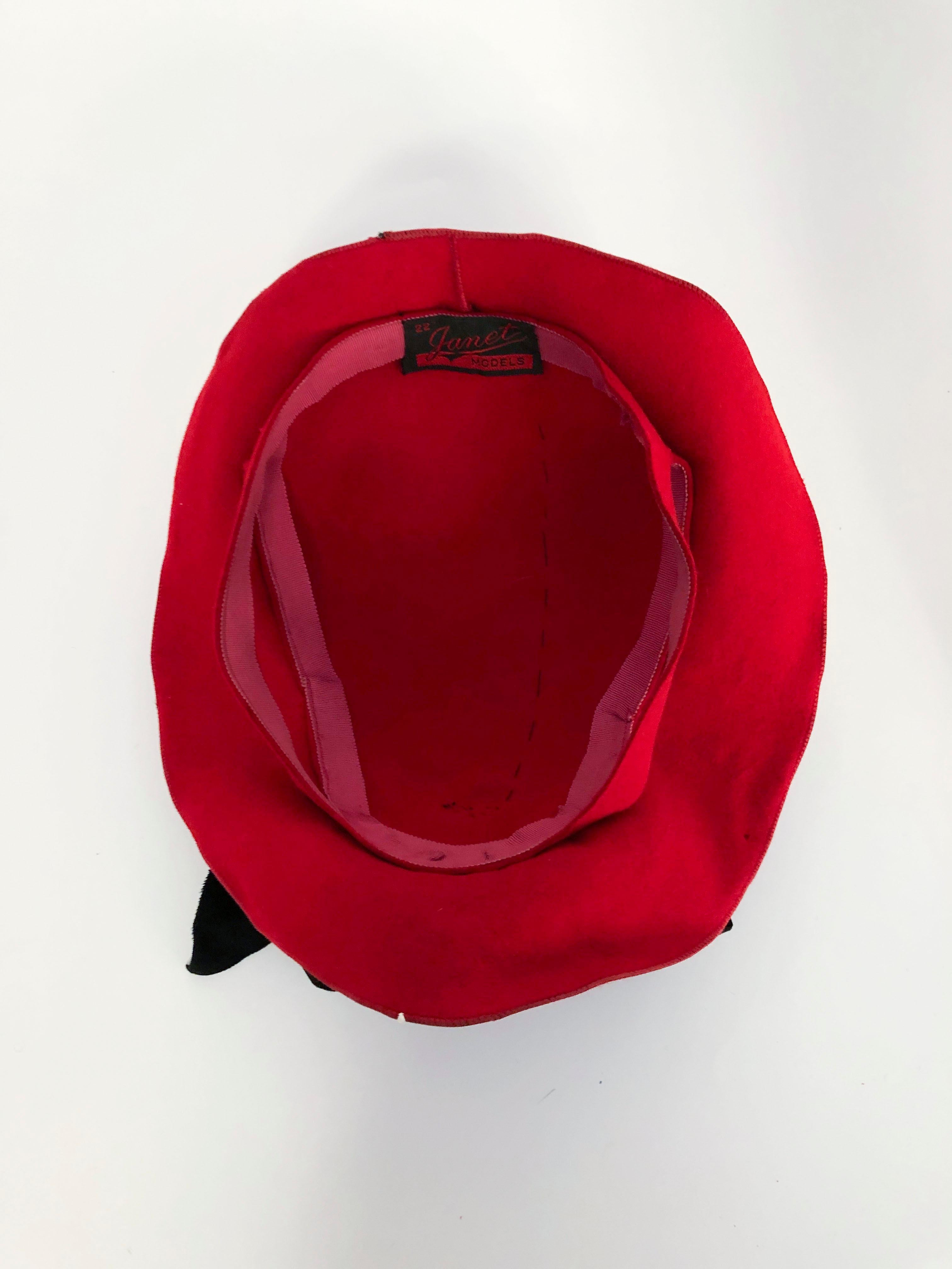 Chapeau rouge en feutre de fourrure de castor sculpté à la main avec nœud en velours, années 1930 en vente 1