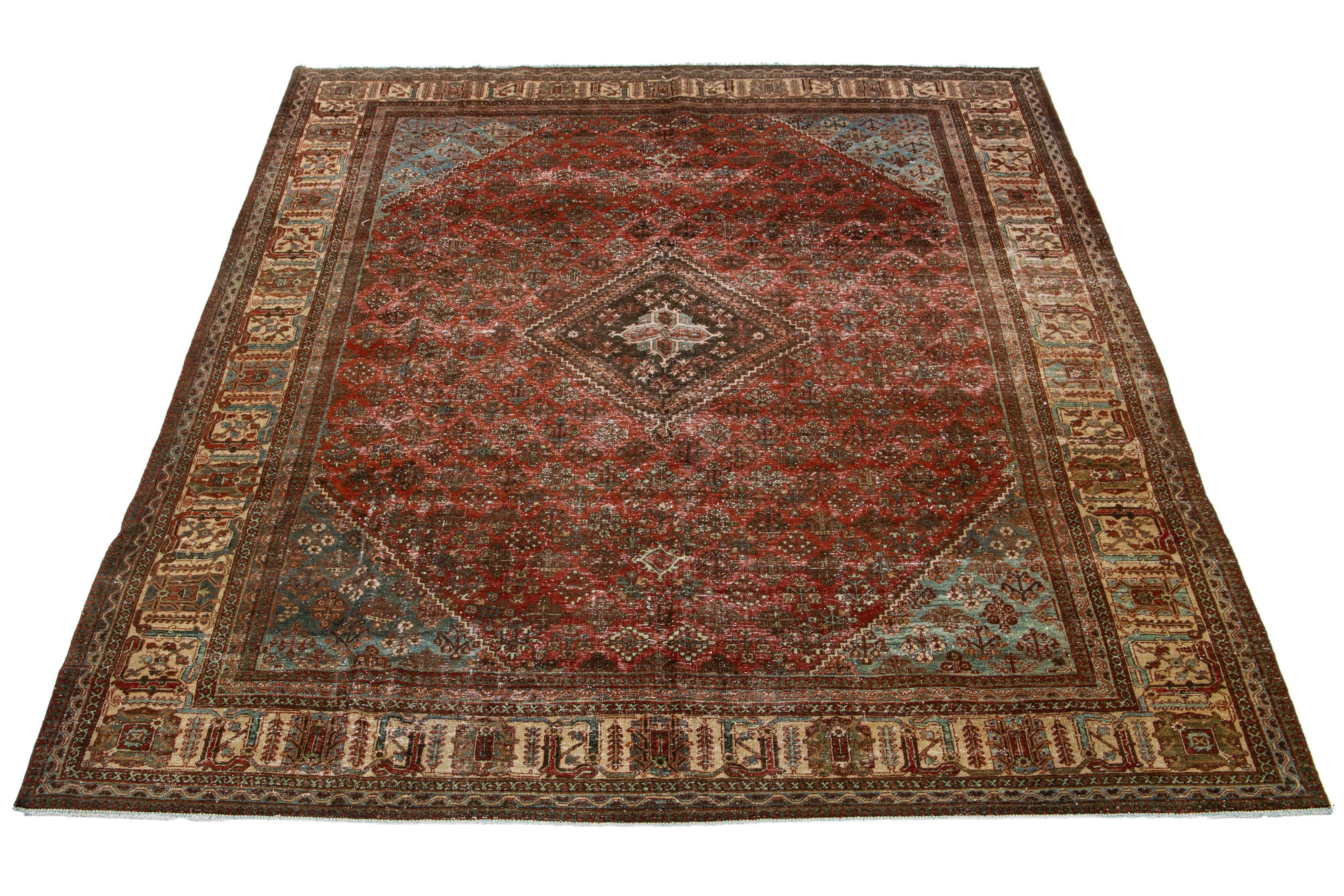 Dieser Josheghan Teppich aus persischer Wolle, antik handgeknüpft aus hochwertiger Wolle, zeigt ein verführerisches ziegelrotes Feld mit beigen und blauen Akzenten, arrangiert in einem faszinierenden floralen All-Over-Design.

Dieser Teppich misst