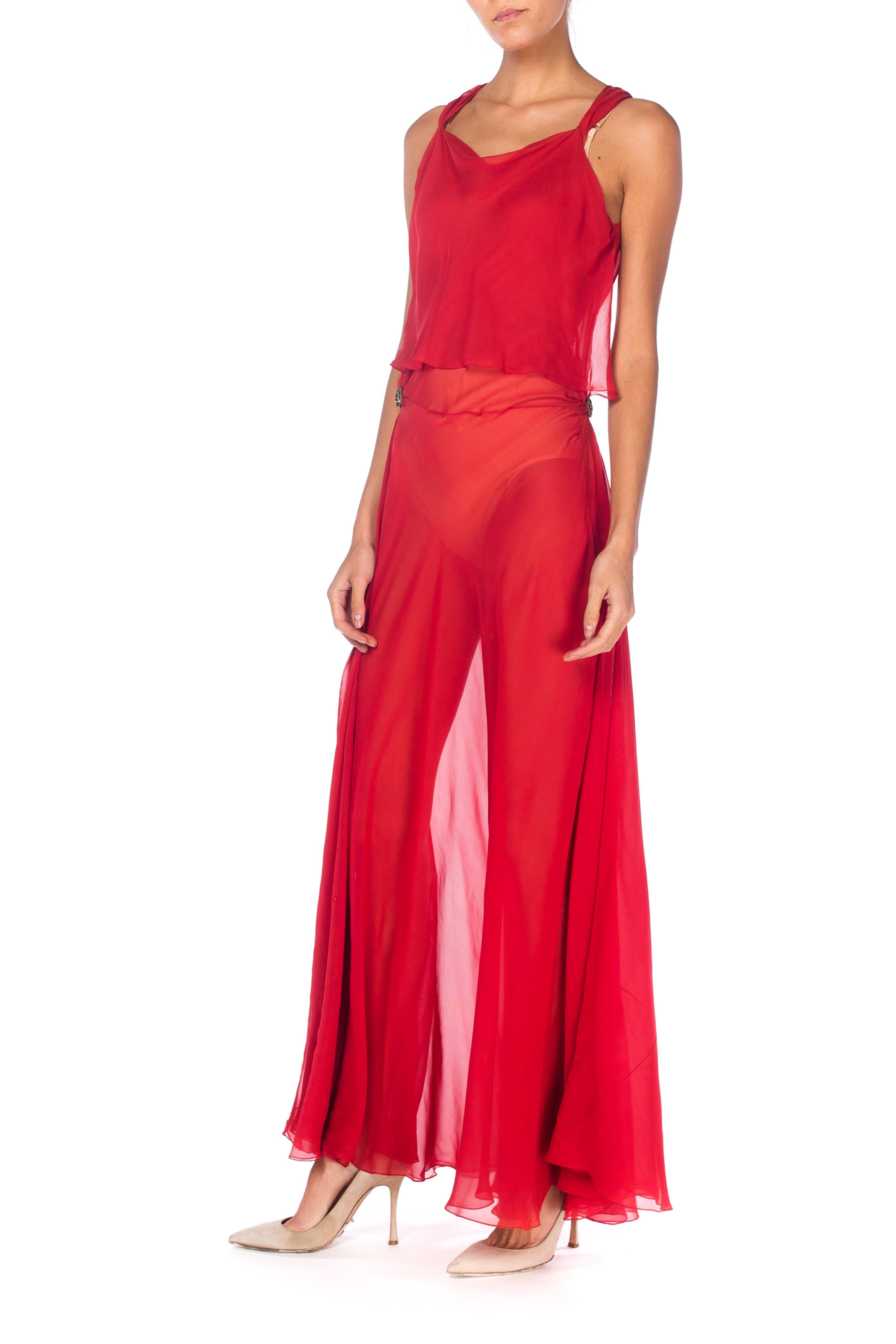 Abito in chiffon di seta trasparente rosso 1930S tagliato in sbieco con fermagli déco sui fianchi in vendita 2