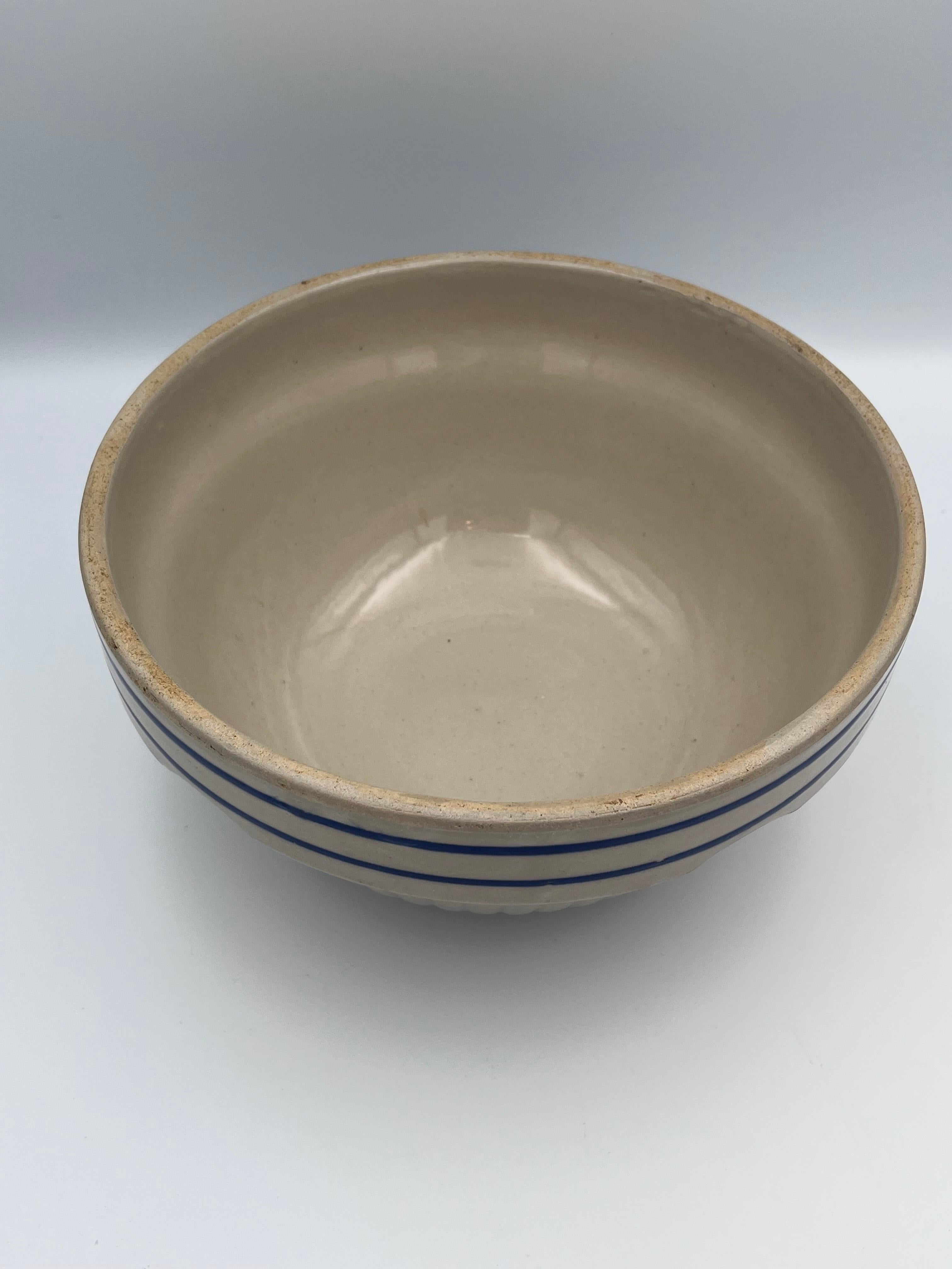 1930's Red Wing Ceramic Mixing or Serving Bowl Tan with Blue Lines In Good Condition For Sale In Red Lion, PA
