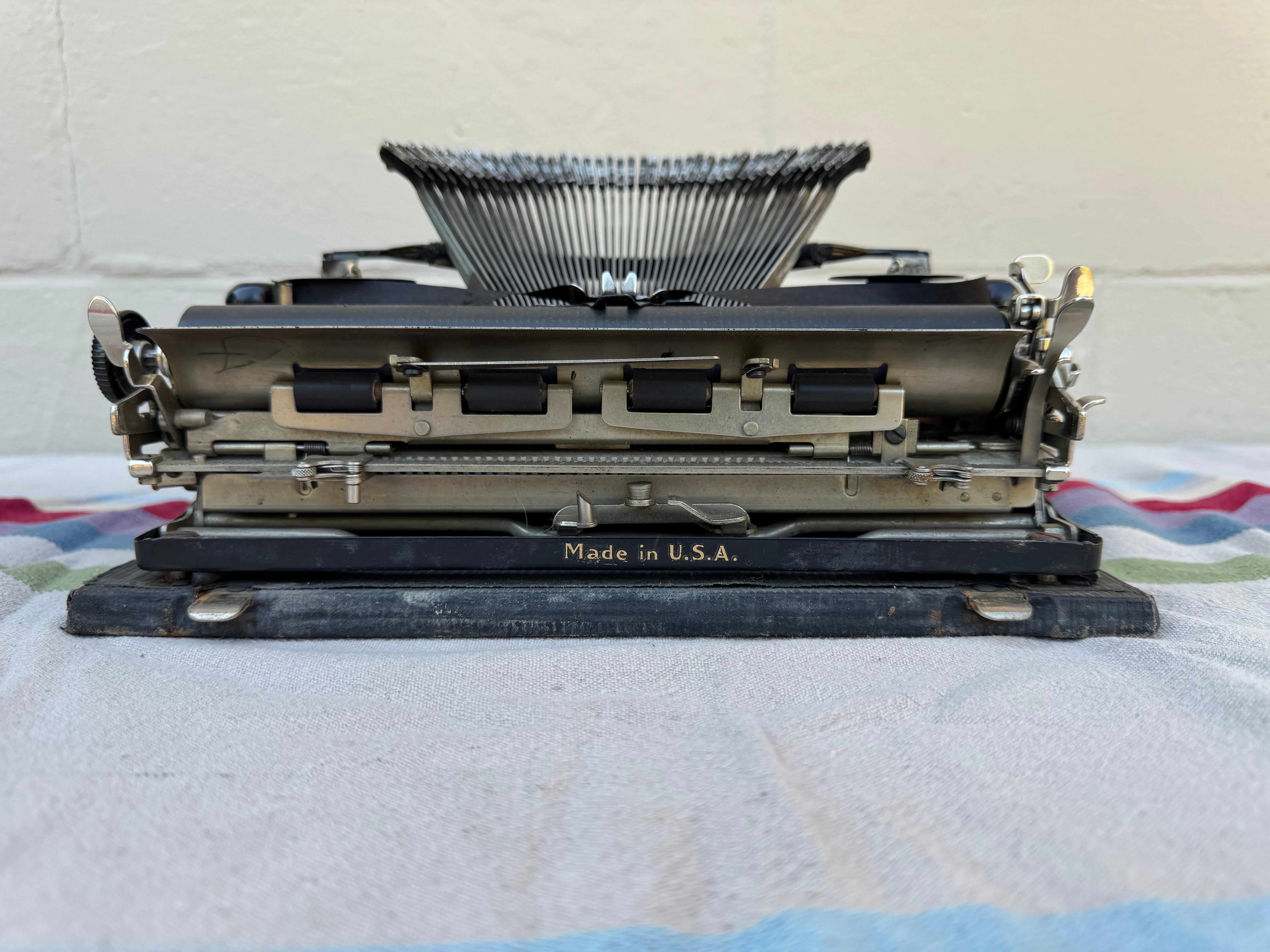 Machine à écrire portable Remington des années 1930 avec touches jaunes, en état de marche en vente 3