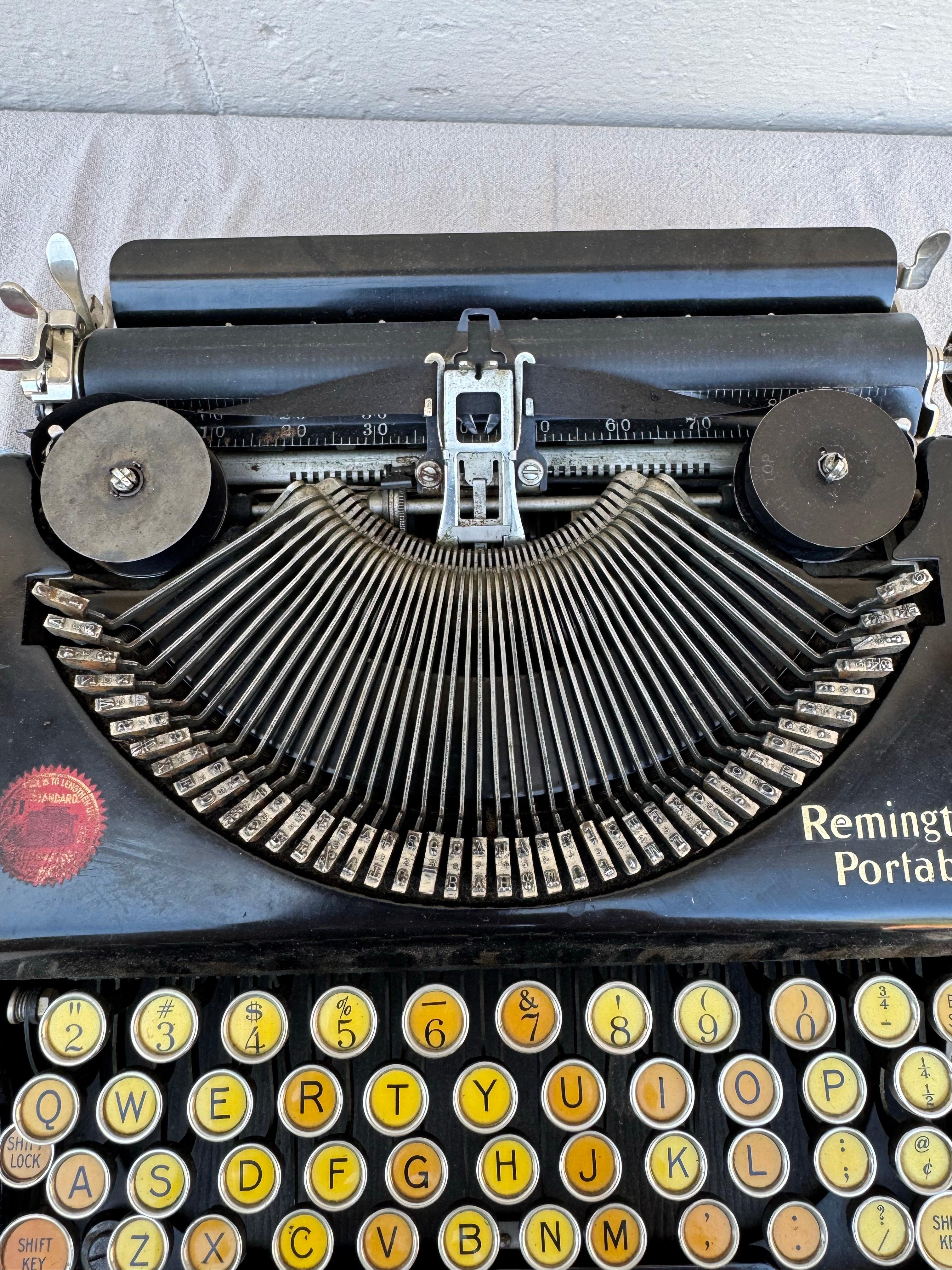Machine à écrire portable Remington des années 1930 avec touches jaunes, en état de marche en vente 4