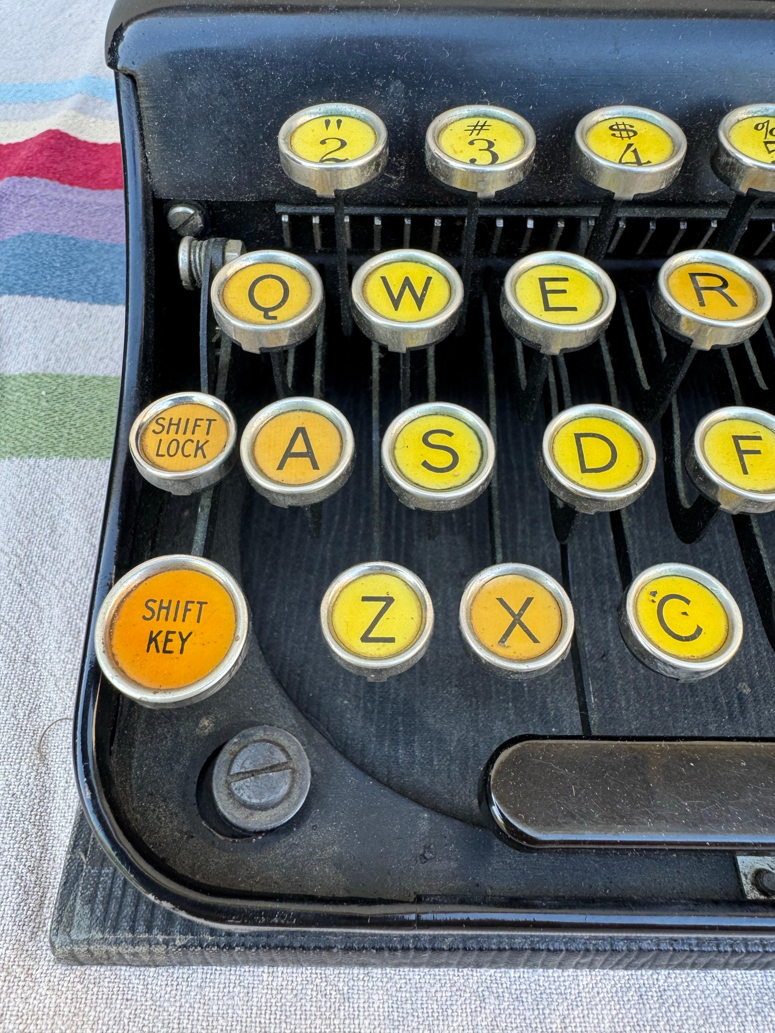 Industriel Machine à écrire portable Remington des années 1930 avec touches jaunes, en état de marche en vente