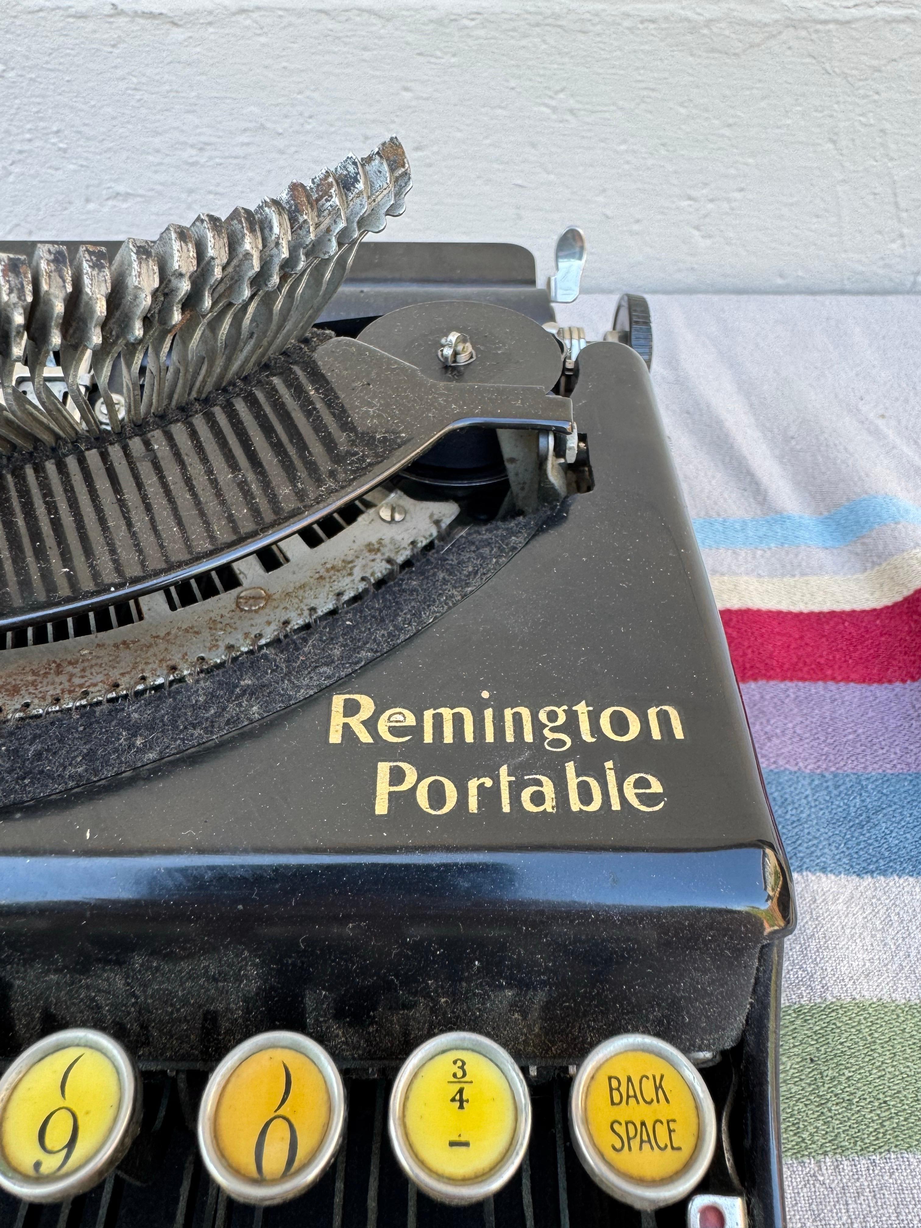 Américain Machine à écrire portable Remington des années 1930 avec touches jaunes, en état de marche en vente