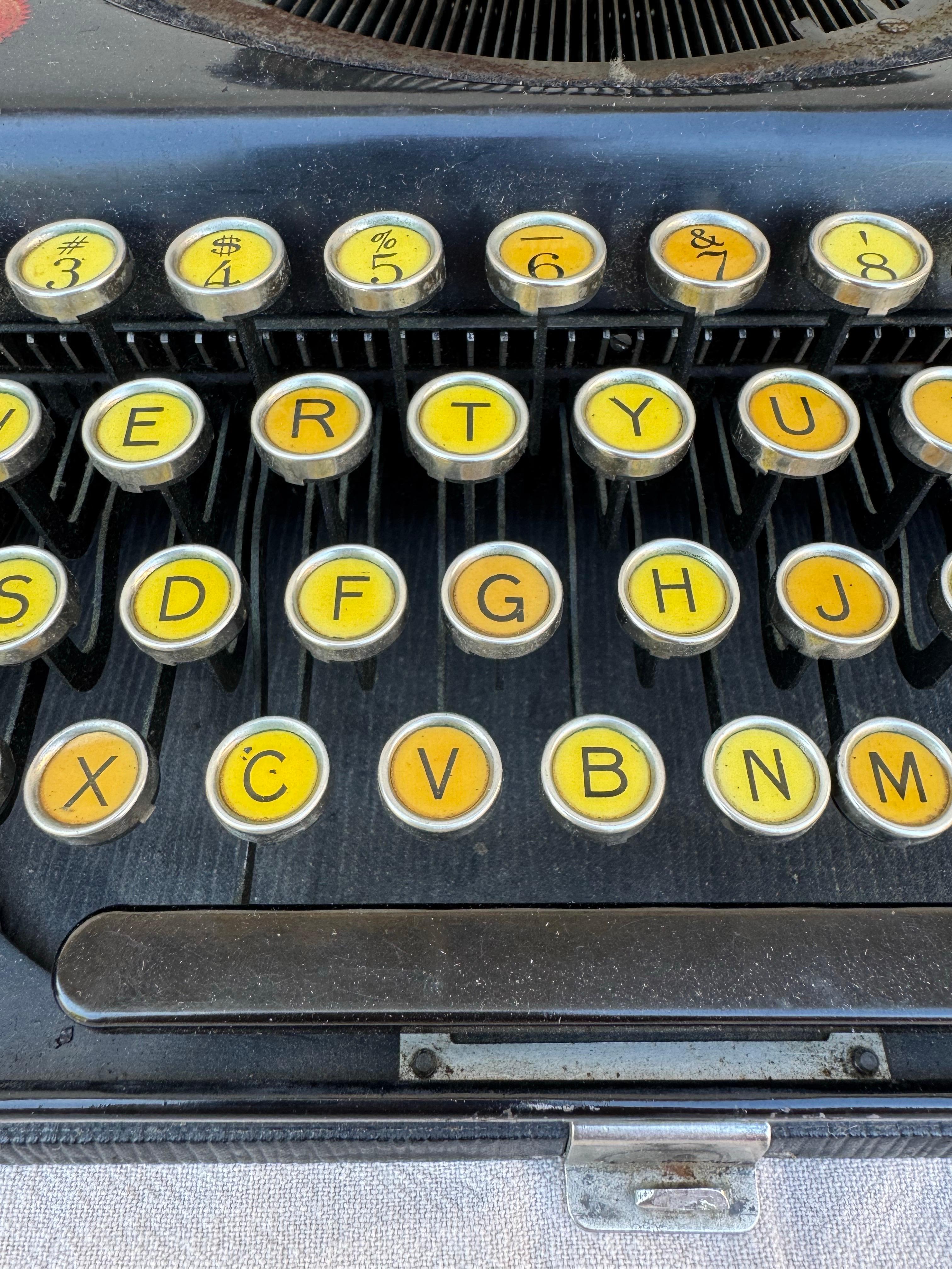 Milieu du XXe siècle Machine à écrire portable Remington des années 1930 avec touches jaunes, en état de marche en vente
