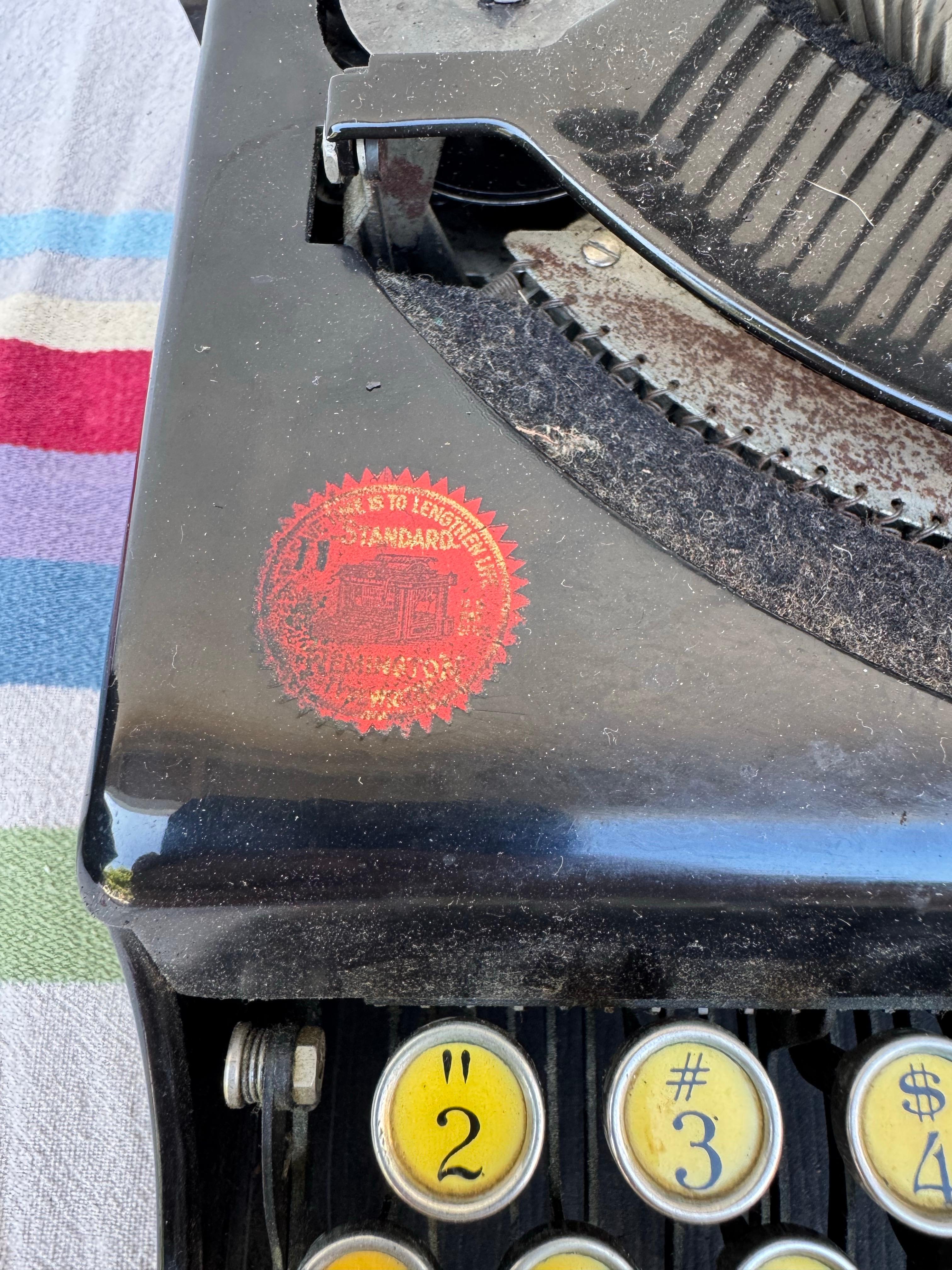 Métal Machine à écrire portable Remington des années 1930 avec touches jaunes, en état de marche en vente