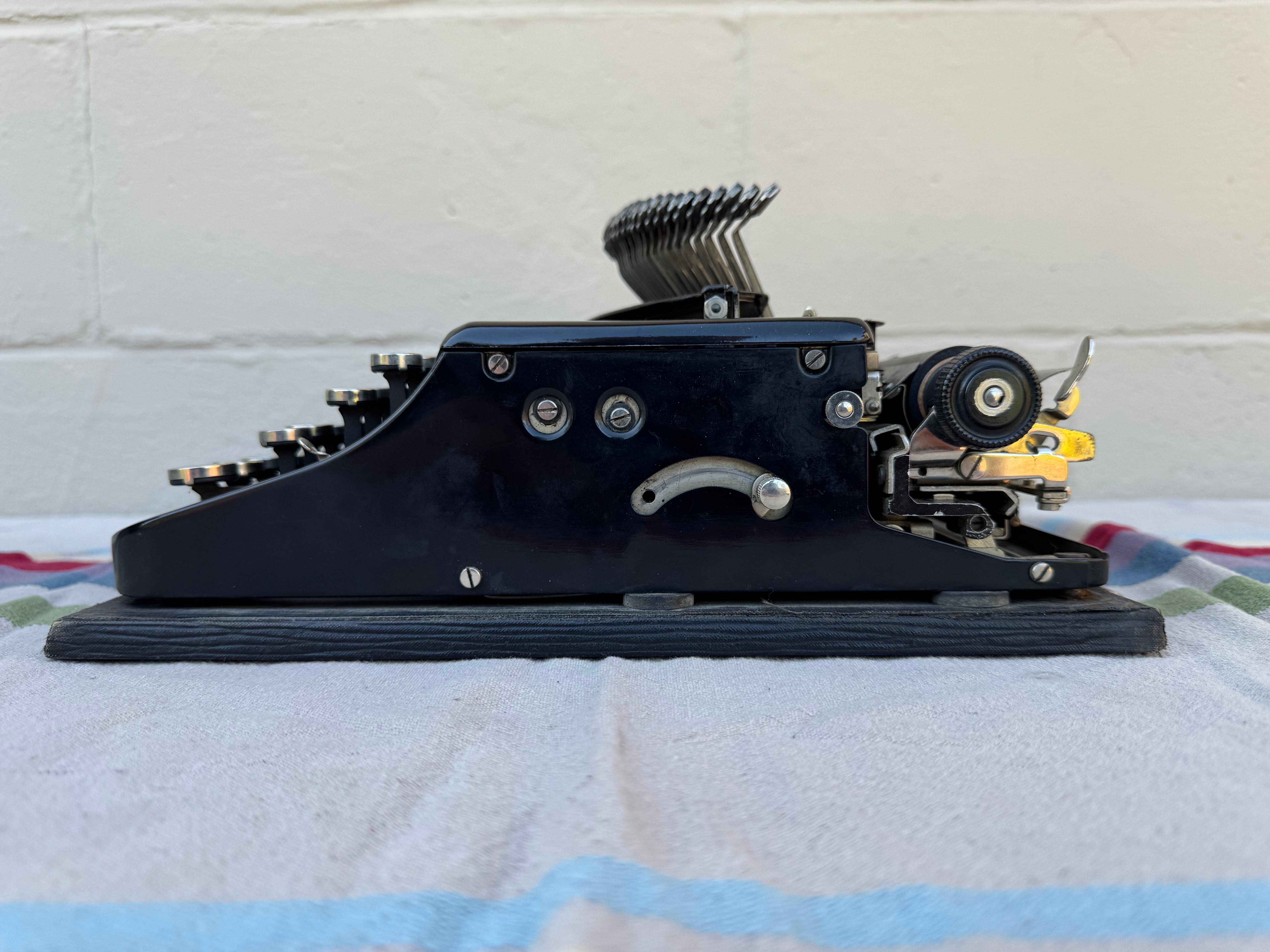 Machine à écrire portable Remington des années 1930 avec touches jaunes, en état de marche en vente 1