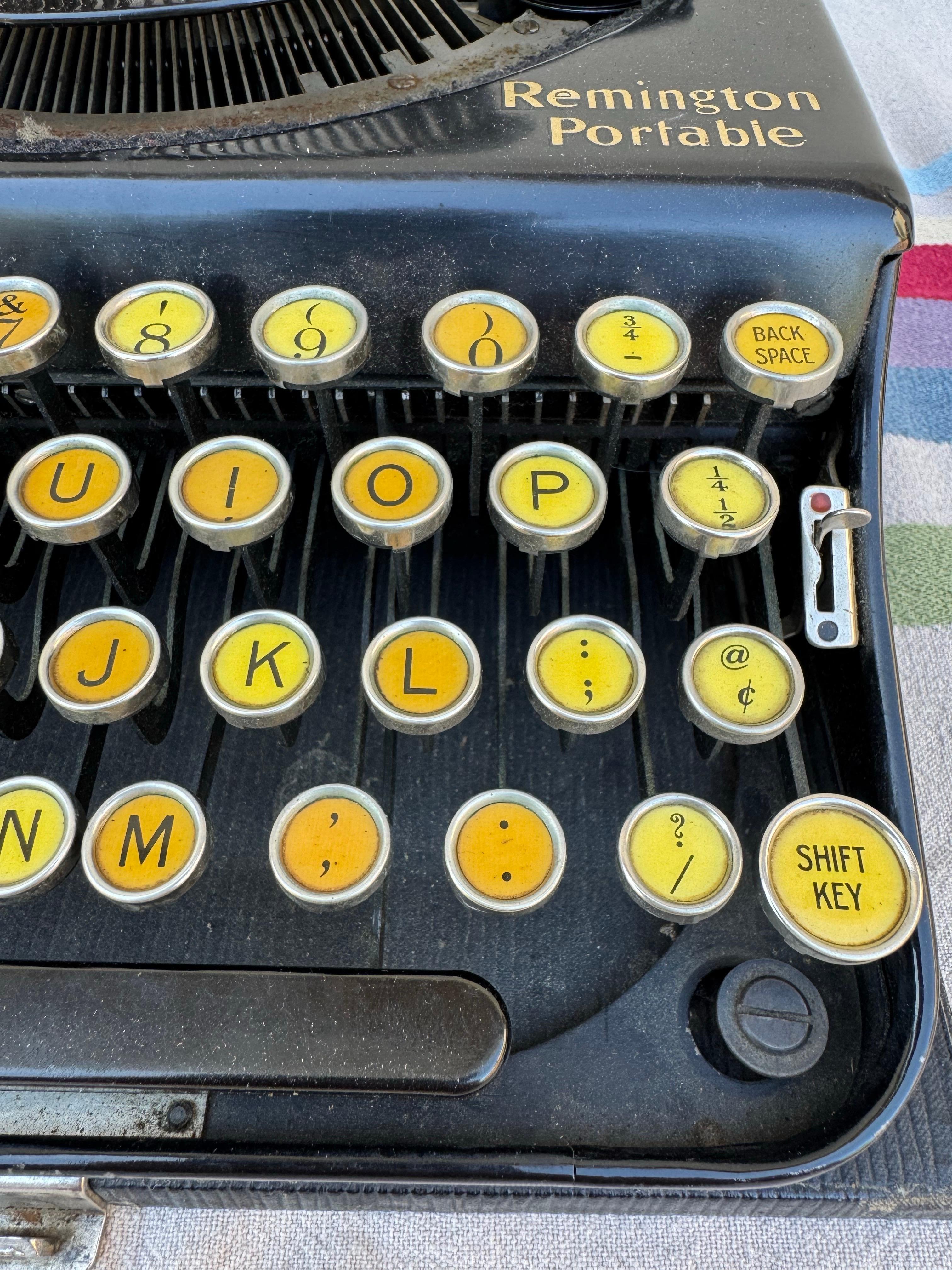Machine à écrire portable Remington des années 1930 avec touches jaunes, en état de marche en vente 2