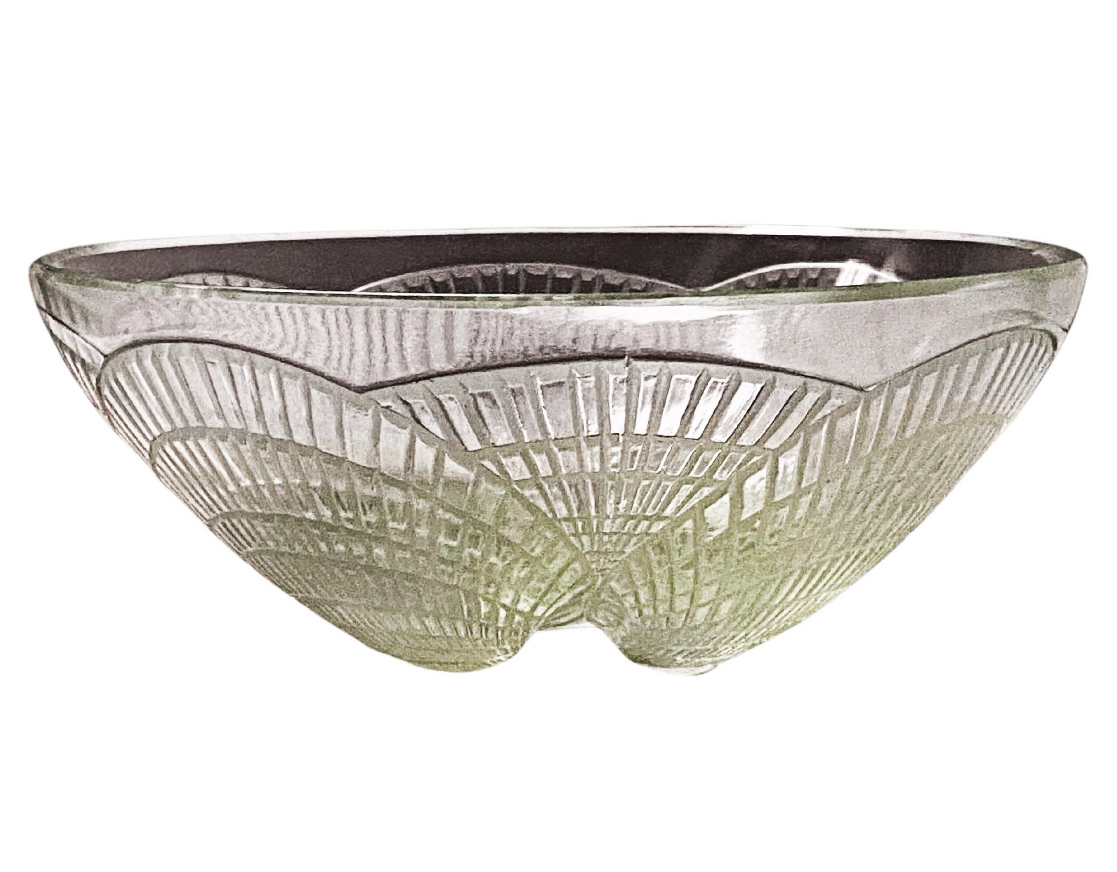 1930's René Lalique Opalescent Coquilles Bowl Number 3200 In Good Condition In Toronto, Ontario