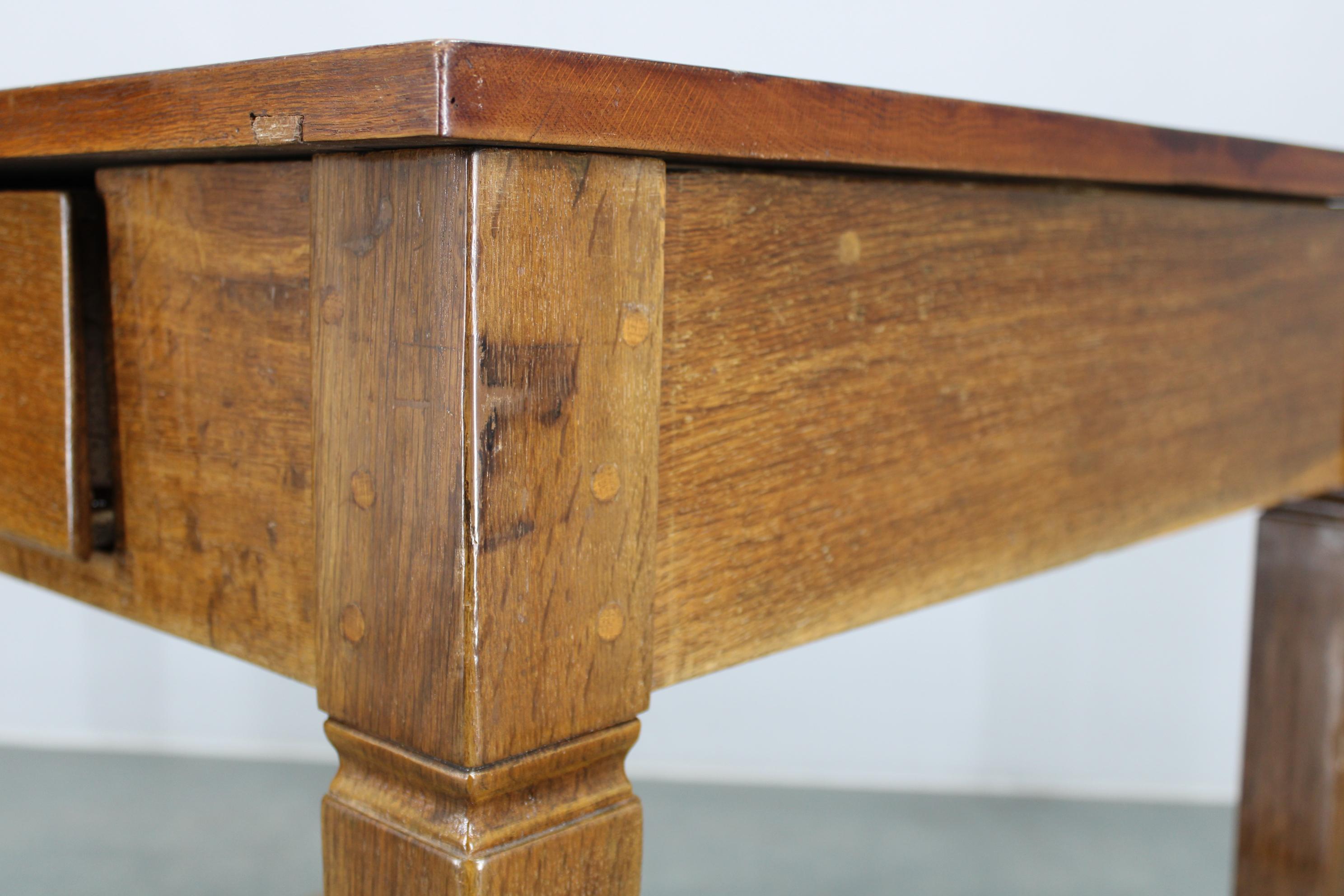 Table ancienne restaurée en chêne, Tchécoslovaquie, années 1930 en vente 5