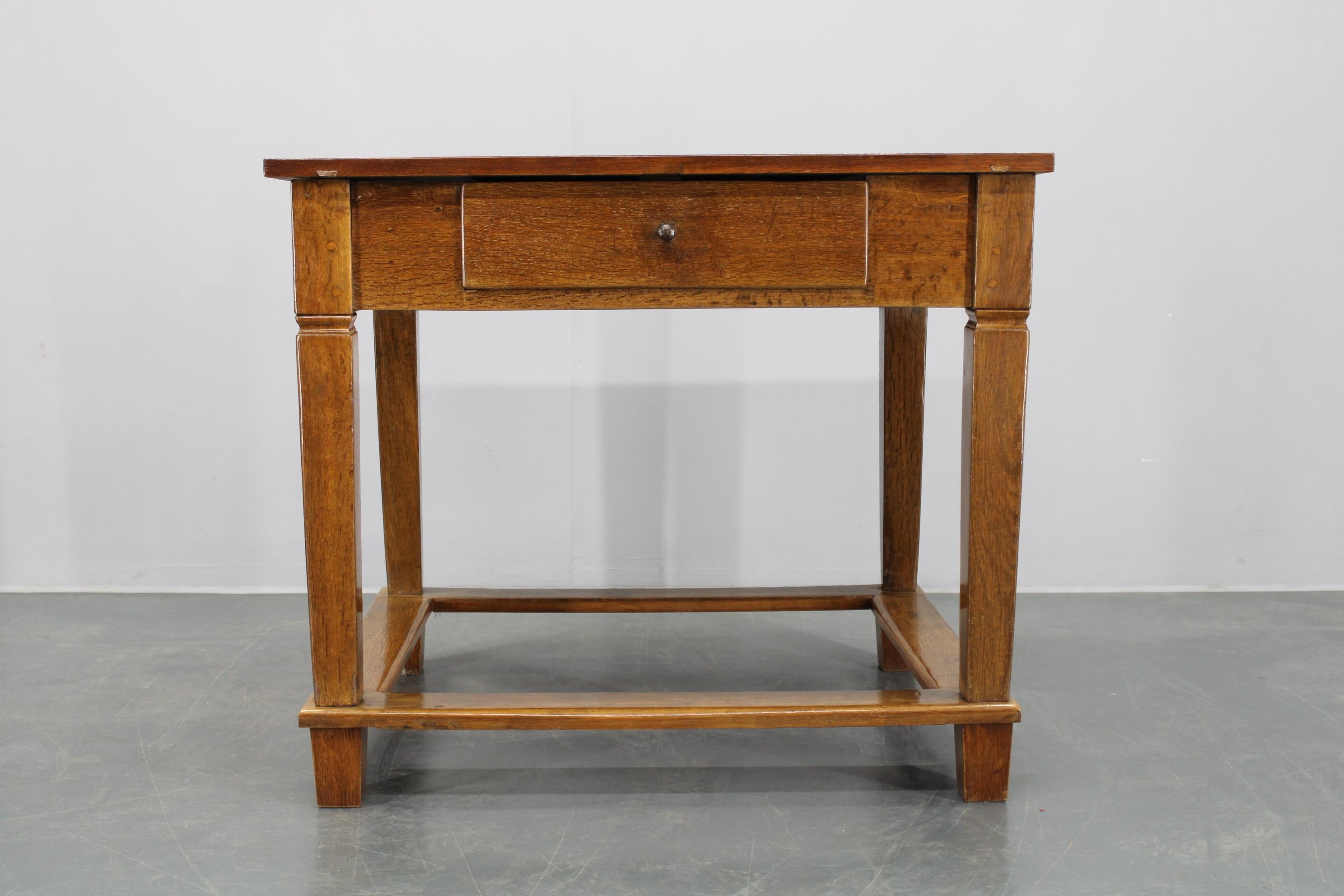 Mid-Century Modern Table ancienne restaurée en chêne, Tchécoslovaquie, années 1930 en vente