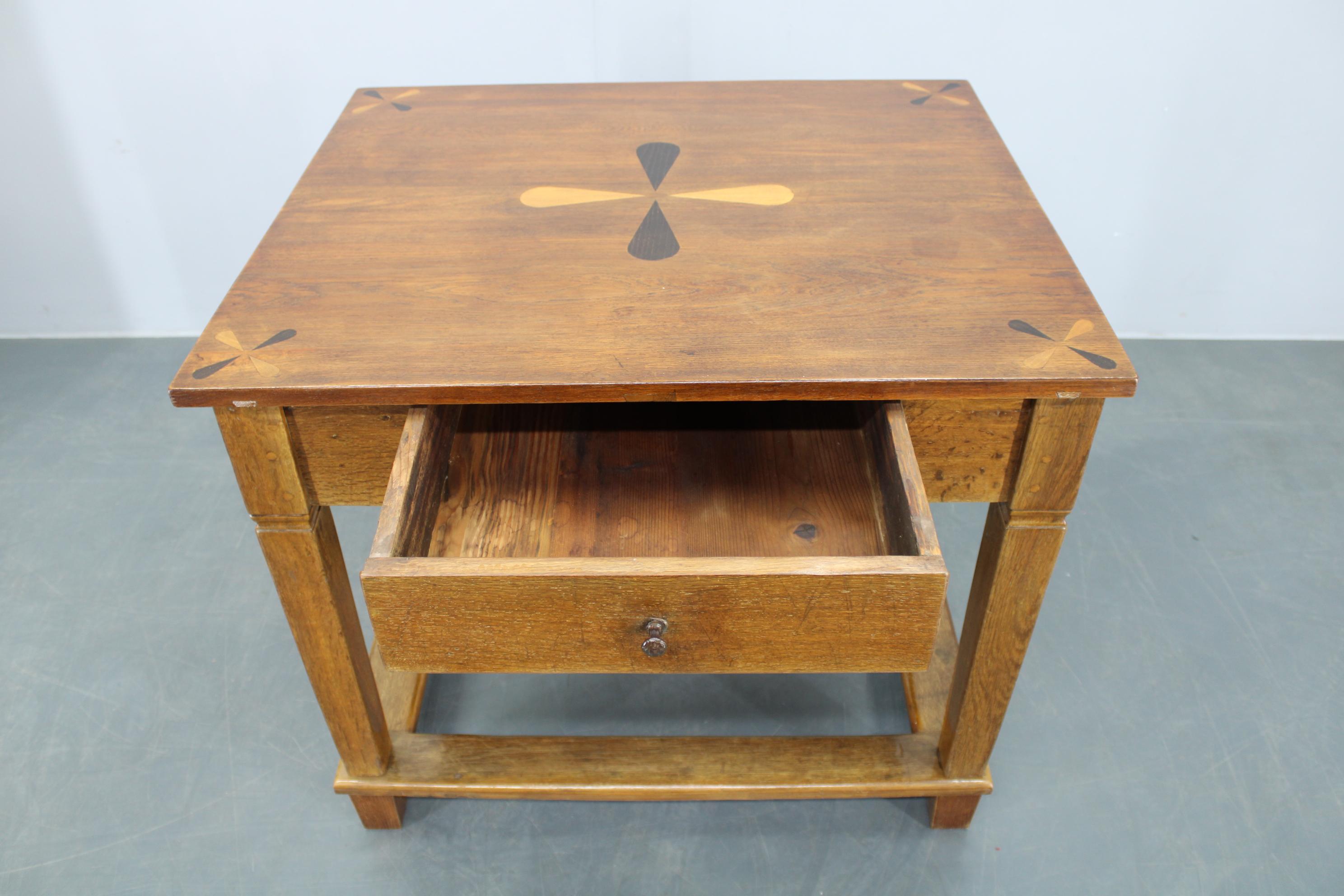 Table ancienne restaurée en chêne, Tchécoslovaquie, années 1930 Bon état - En vente à Praha, CZ