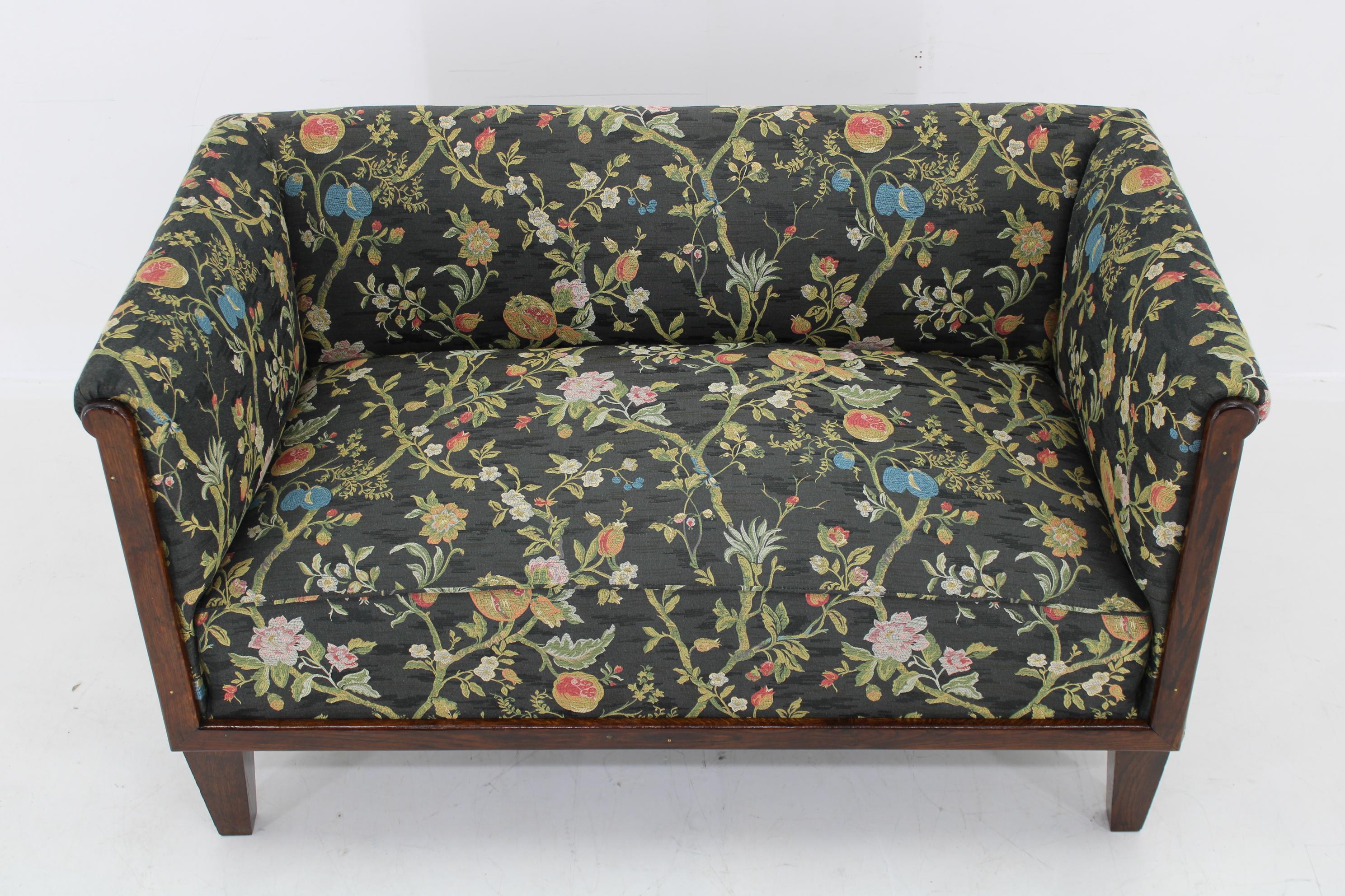 1930s Restored Art Deco 2-Seater Sofa , Czechoslovakia In Good Condition For Sale In Praha, CZ