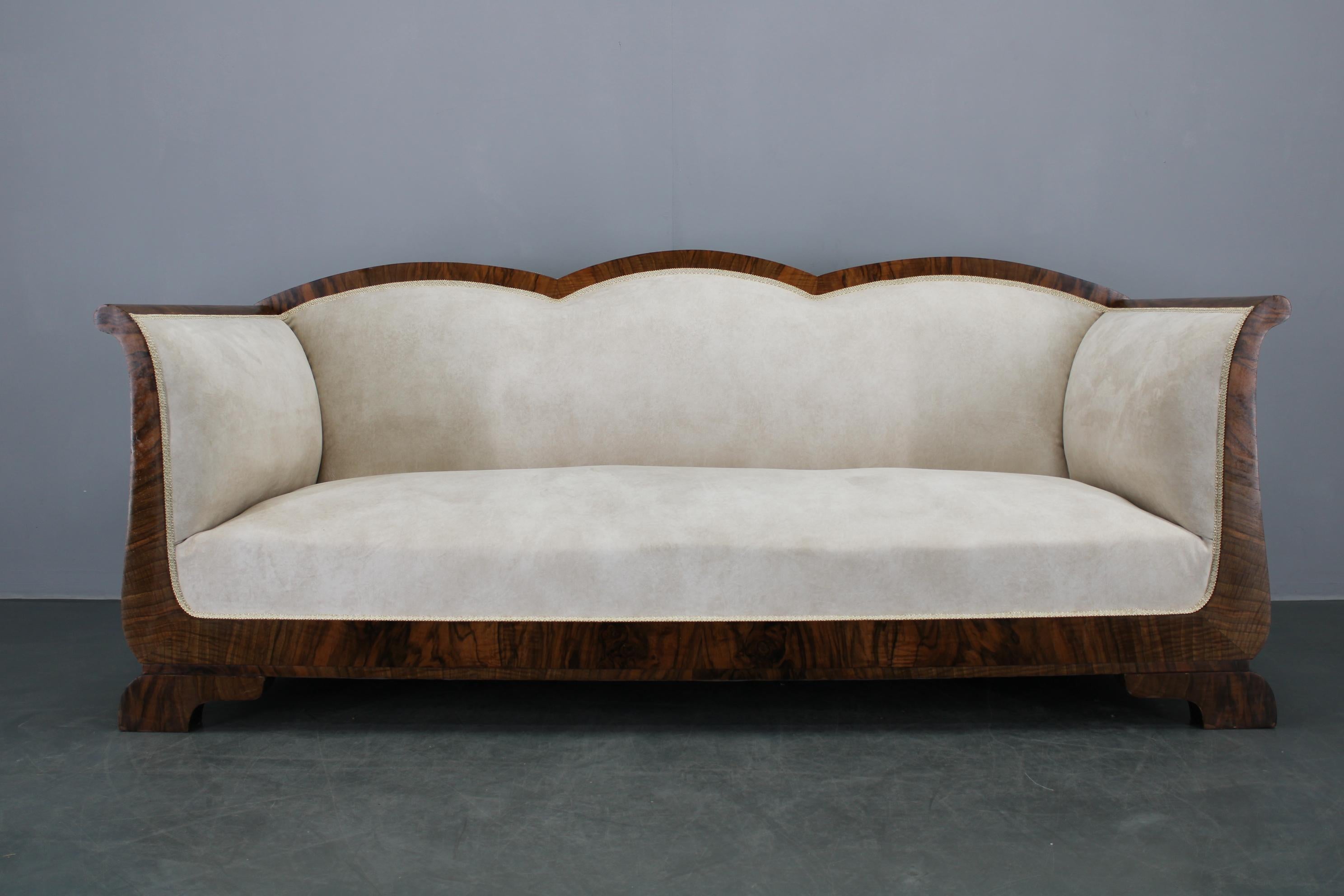 - Carrefully refurbished 
- Newly upholstered- walnut finish
- can be used with or without pillows 
- Seat height with pillows is 48cm 