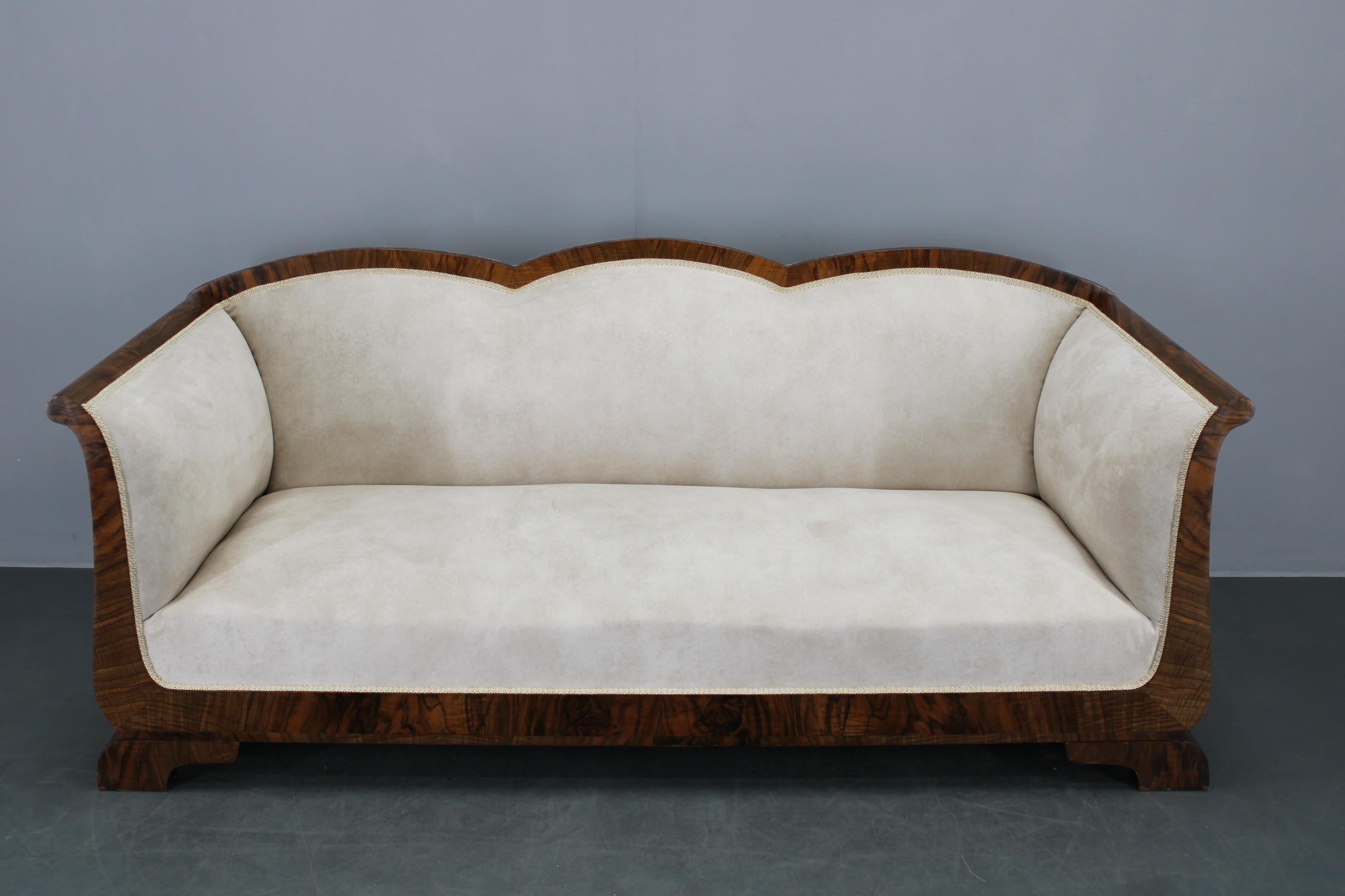 1930s Restored Art Deco Sofa, Czechoslovakia In Good Condition For Sale In Praha, CZ