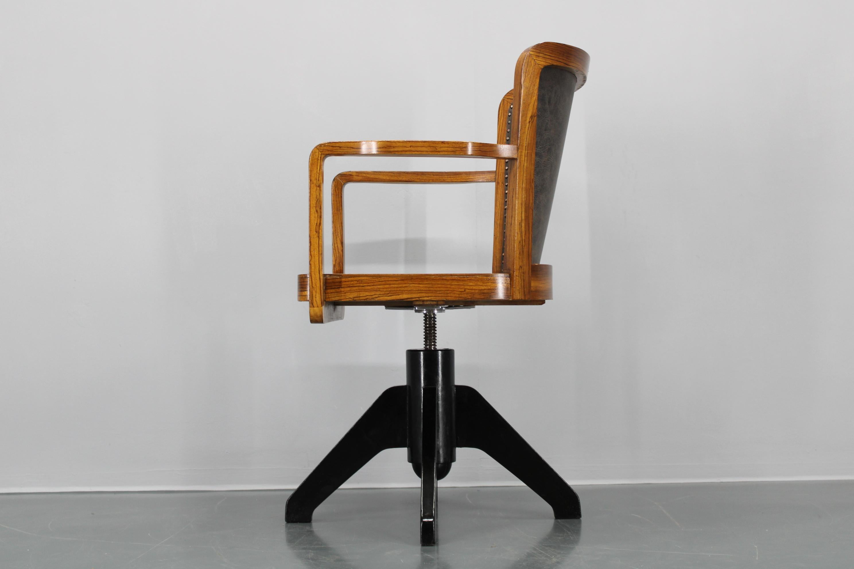 Fauteuil de bureau pivotant en bois Art Déco des années 1930 restauré en vente 10