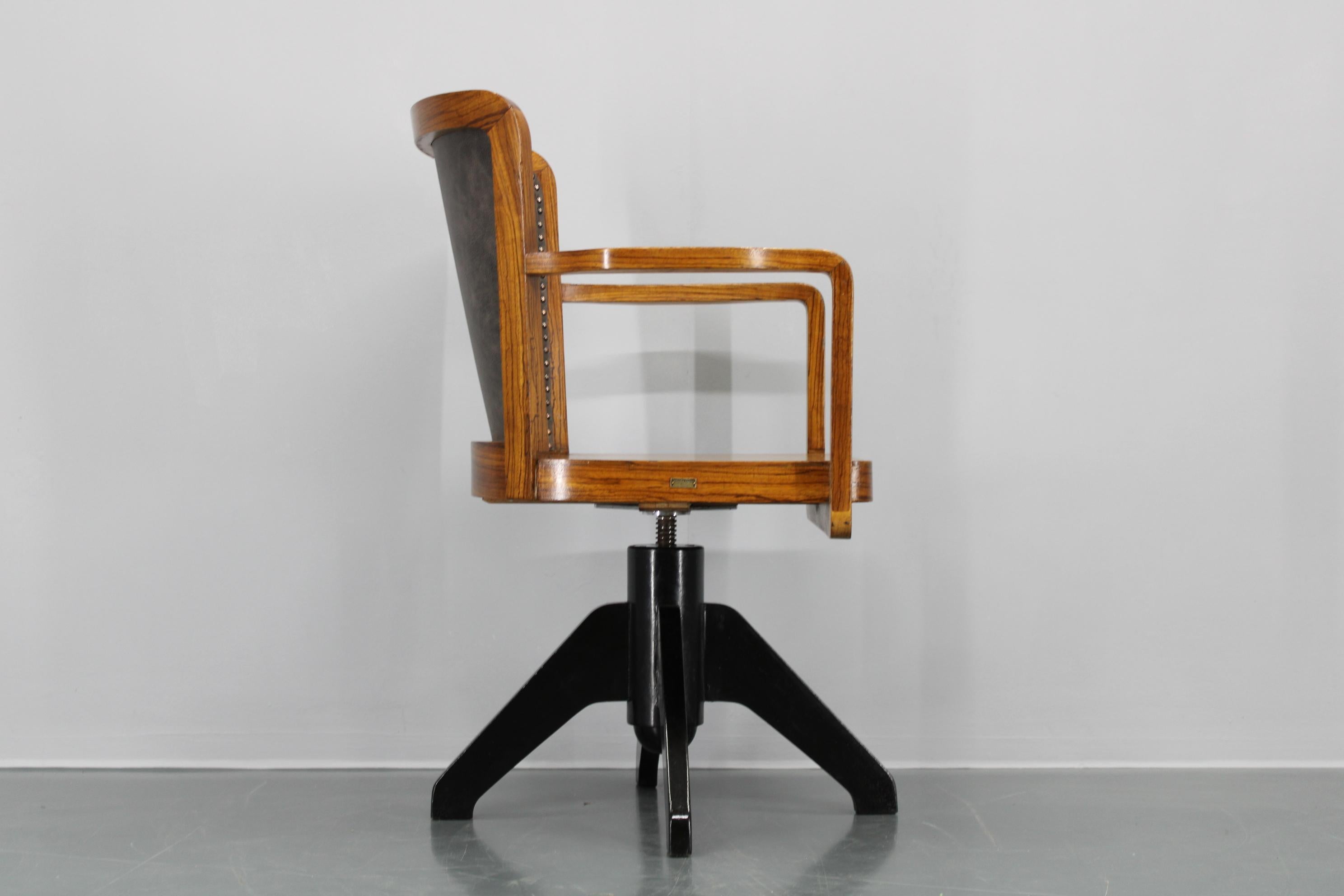 Fauteuil de bureau pivotant en bois Art Déco des années 1930 restauré en vente 11