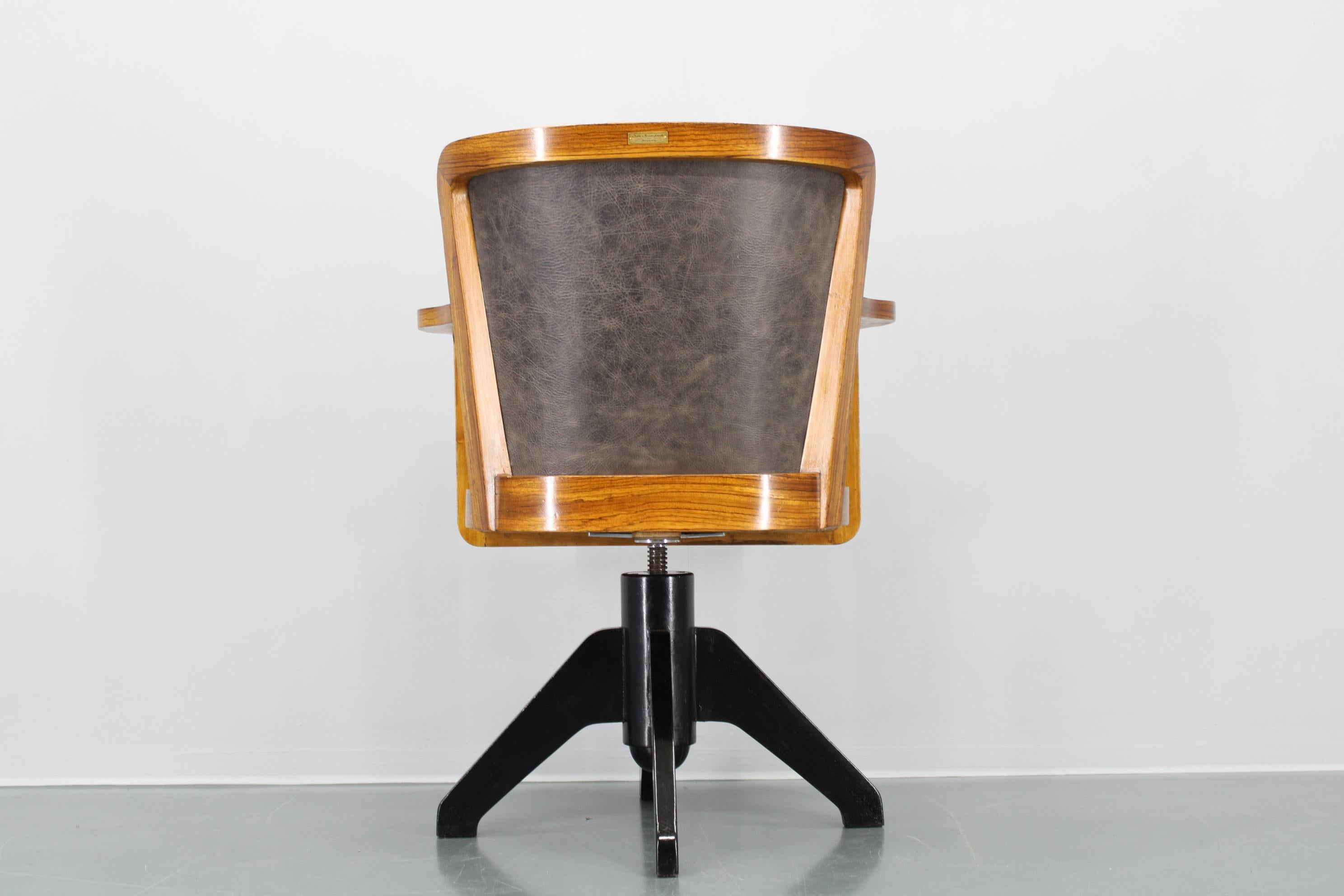 Fauteuil de bureau pivotant en bois Art Déco des années 1930 restauré en vente 12