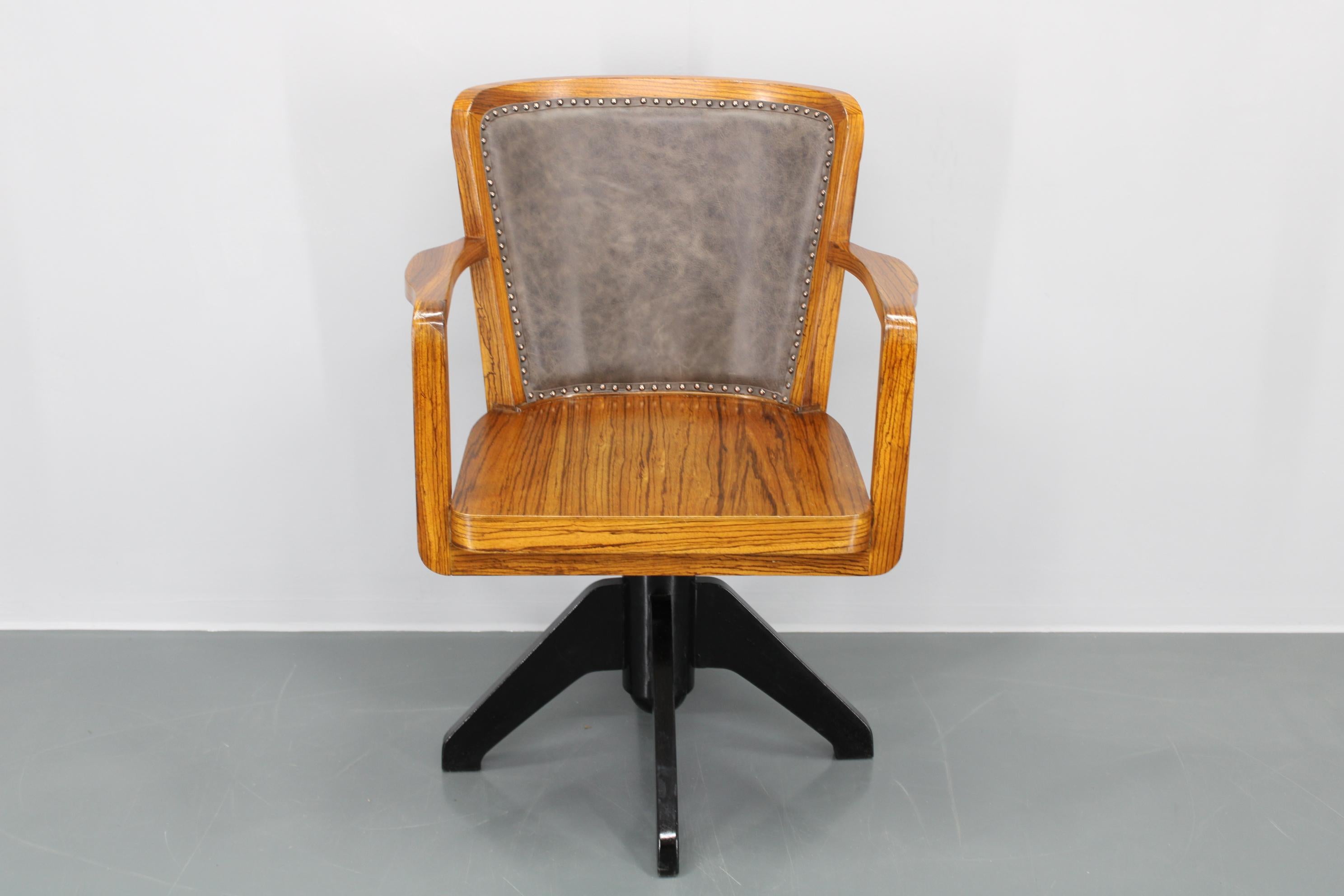 Fauteuil de bureau pivotant en bois Art Déco des années 1930 restauré en vente 13