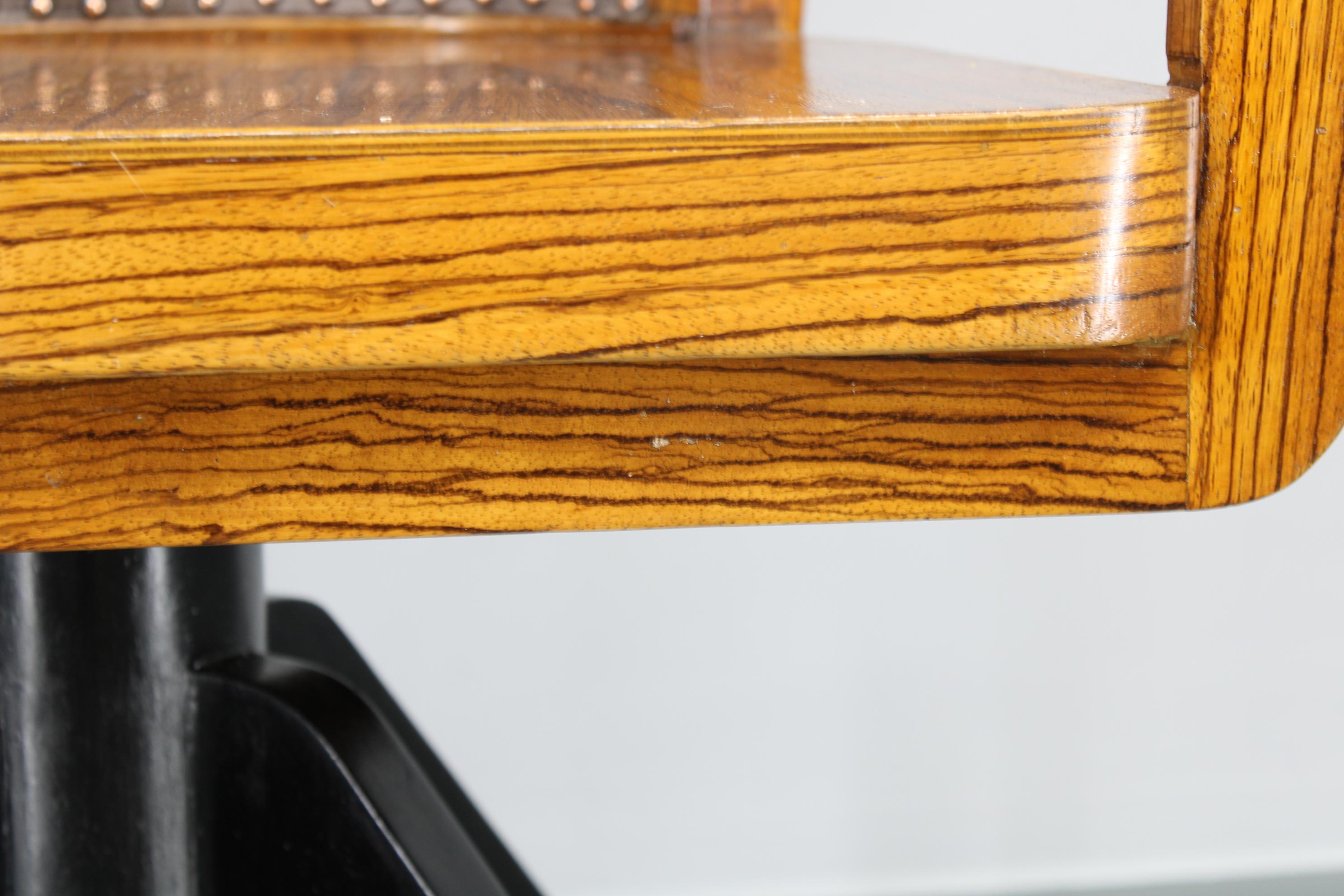 Cuir Fauteuil de bureau pivotant en bois Art Déco des années 1930 restauré en vente