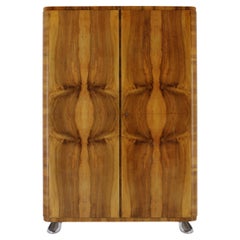 Armoire Bauhaus en noyer restaurée des années 1930, Tchécoslovaquie