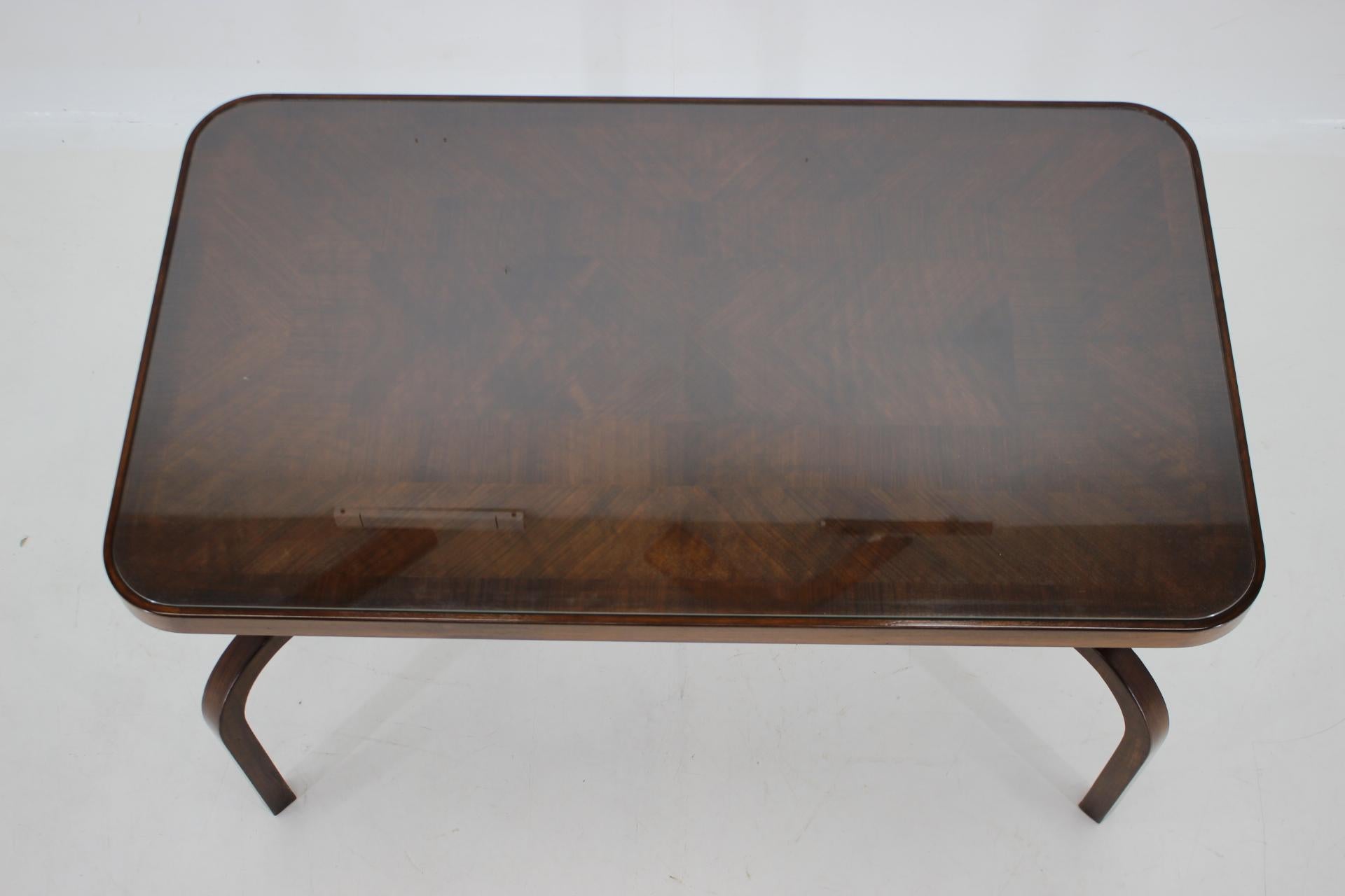 1930s Restored Coffee Table in Walnut with Glass Top, Czechoslovakia In Good Condition For Sale In Praha, CZ