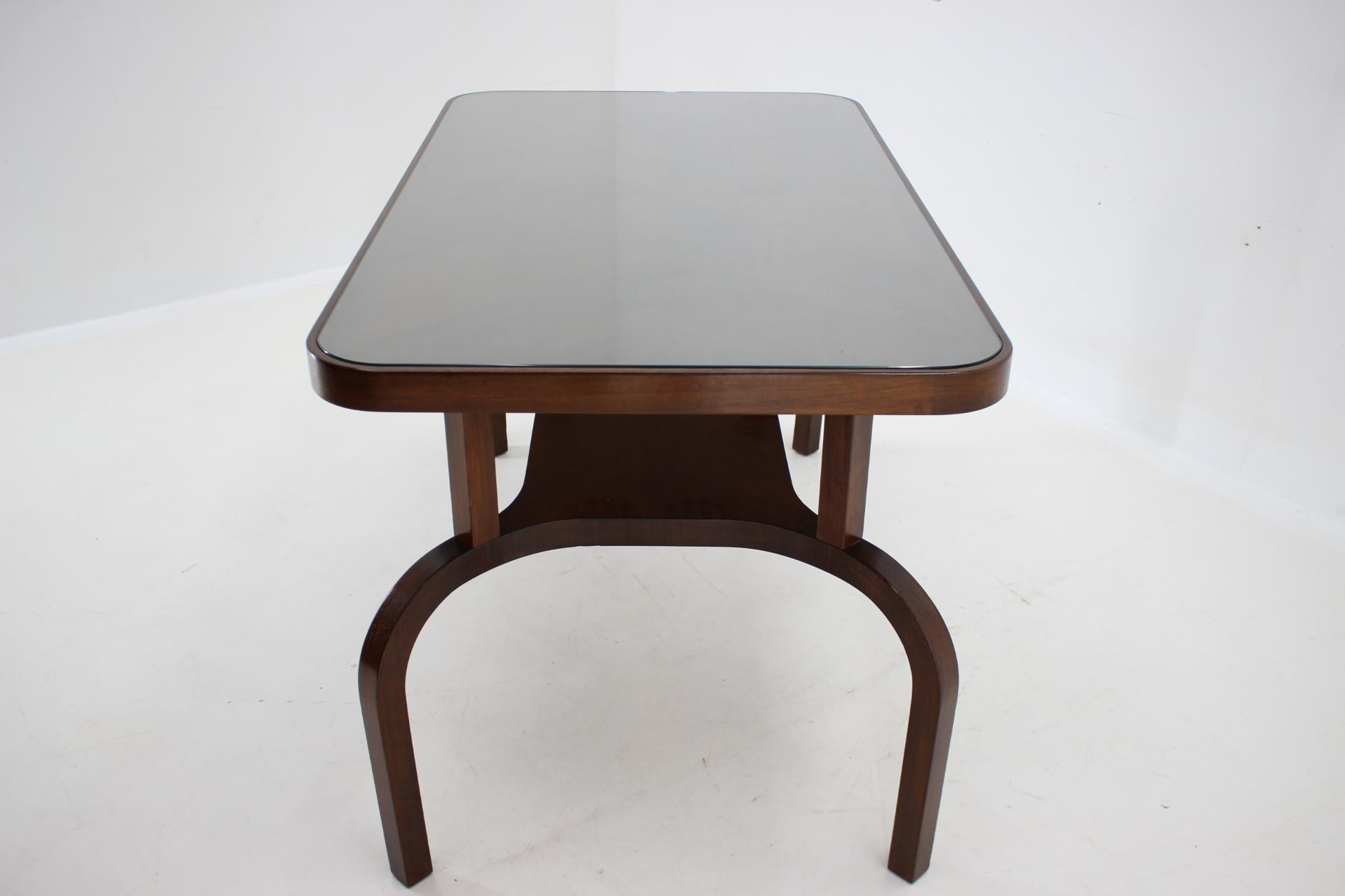 1930s Restored Coffee Table in Walnut with Glass Top, Czechoslovakia For Sale 2