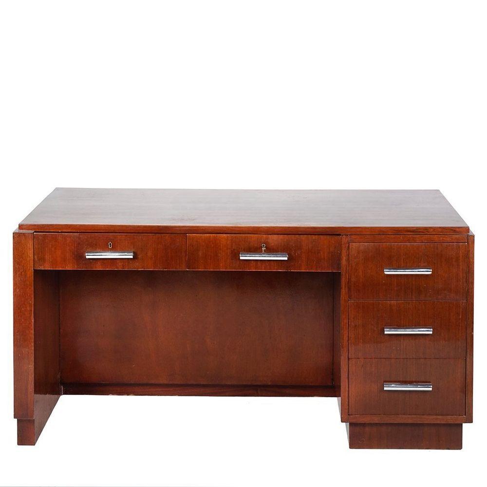 Questa scrivania di grandi dimensioni in stile Art Déco francese, completamente restaurata, è caratterizzata da uno splendido palissandro completato da eleganti maniglie tubolari cromate. Dispone di scaffali anteriori, due cassetti centrali