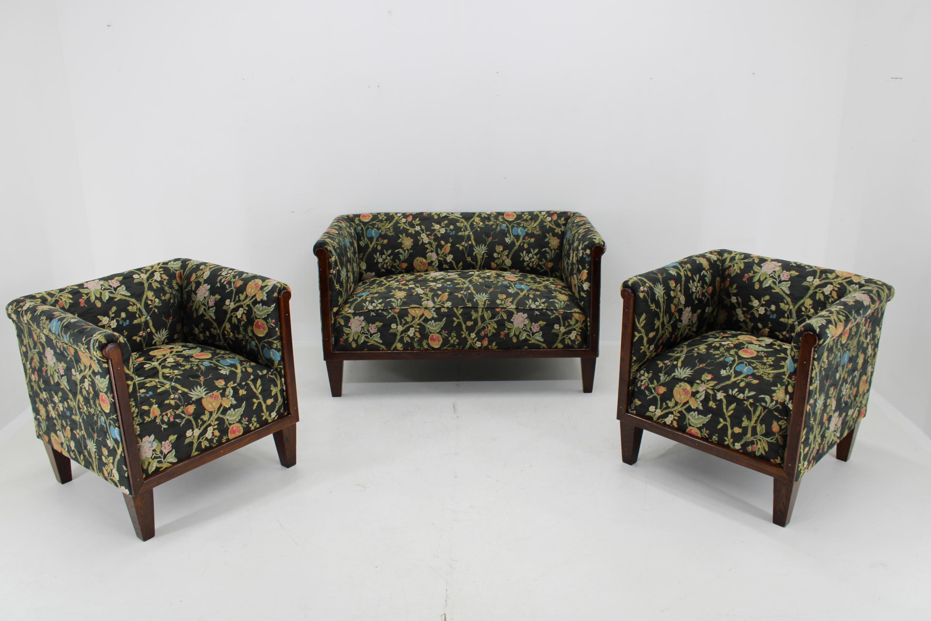 - newly upholstered in floral pattern fabric
- refinished oak wooden parts
- The armchair dimensions : Height : 78cm , Seat height : 46cm ,Width: 80cm ,Depth 75cm 