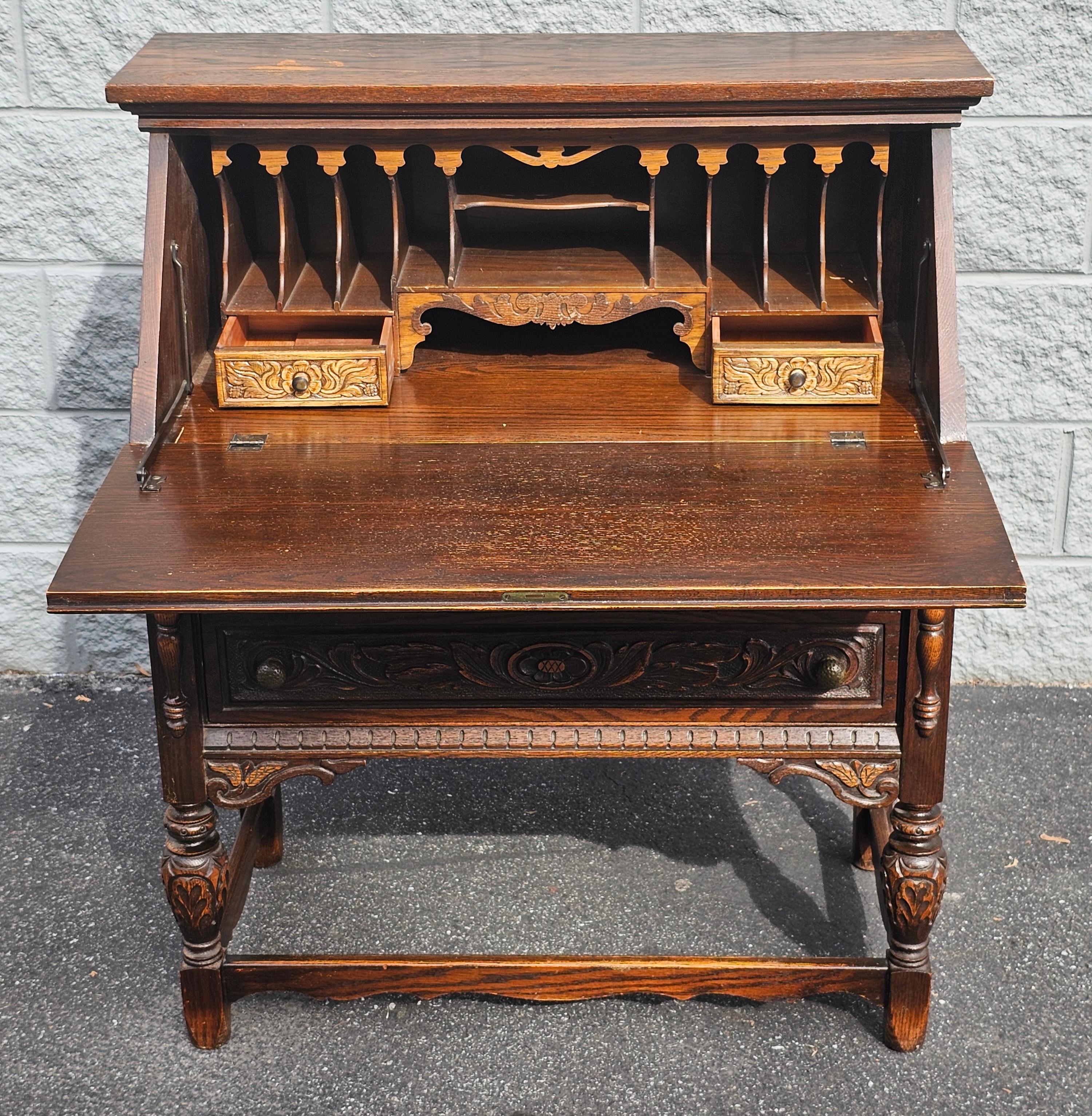 1930er Jahre Rockford Möbel Jacobean Stil Handcrafted Sekretär Schreibtisch (Handgeschnitzt) im Angebot