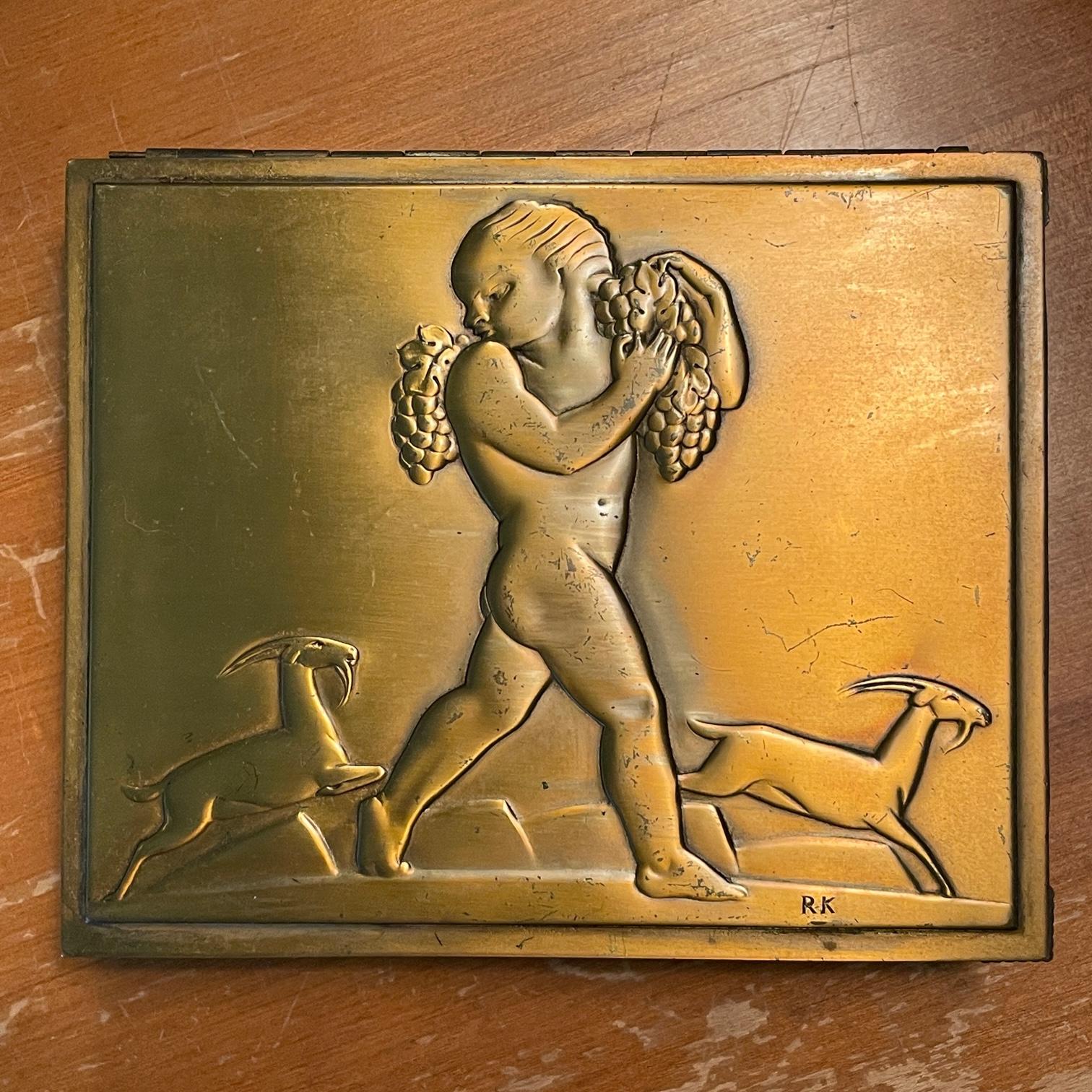 Américain Boîte à cigarettes Bacchus en cuivre des années 1930 Sculpture en relief Art Déco de Rockwell Kent en vente