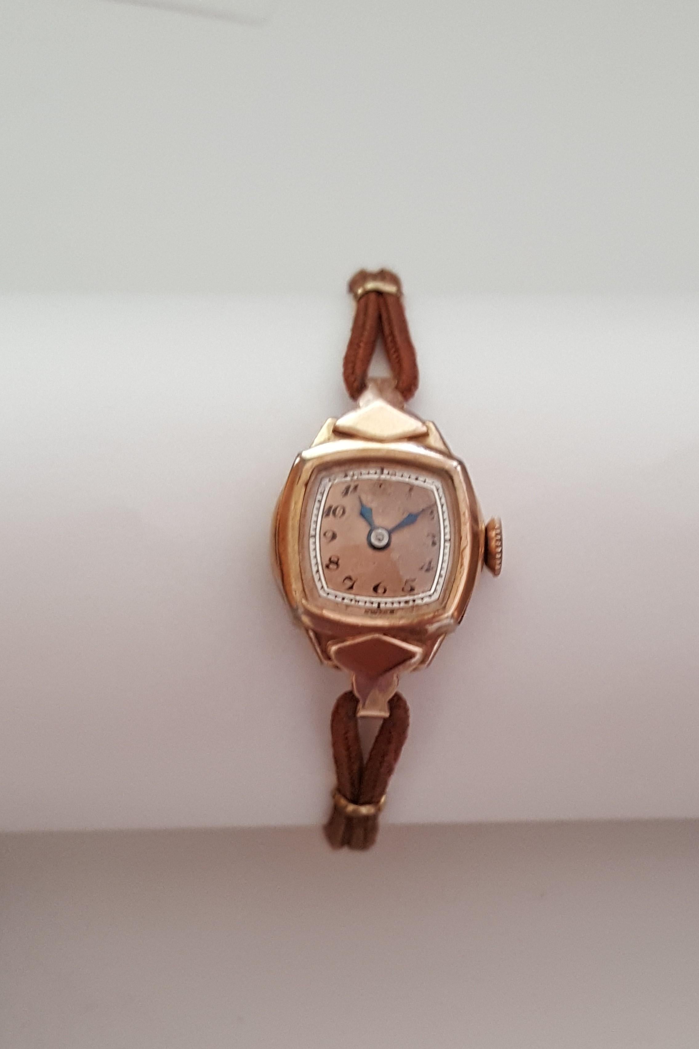 1930's Rose Gold Vintage Bulova Watch, 14kt Rose Gold Rolled Gold Plated, serial number 5195968, Manual Wind Movement, 17 Jewel, about the movement, Brown strap, petite 5 inches. Very good condition.

This watch has not been serviced with a complete